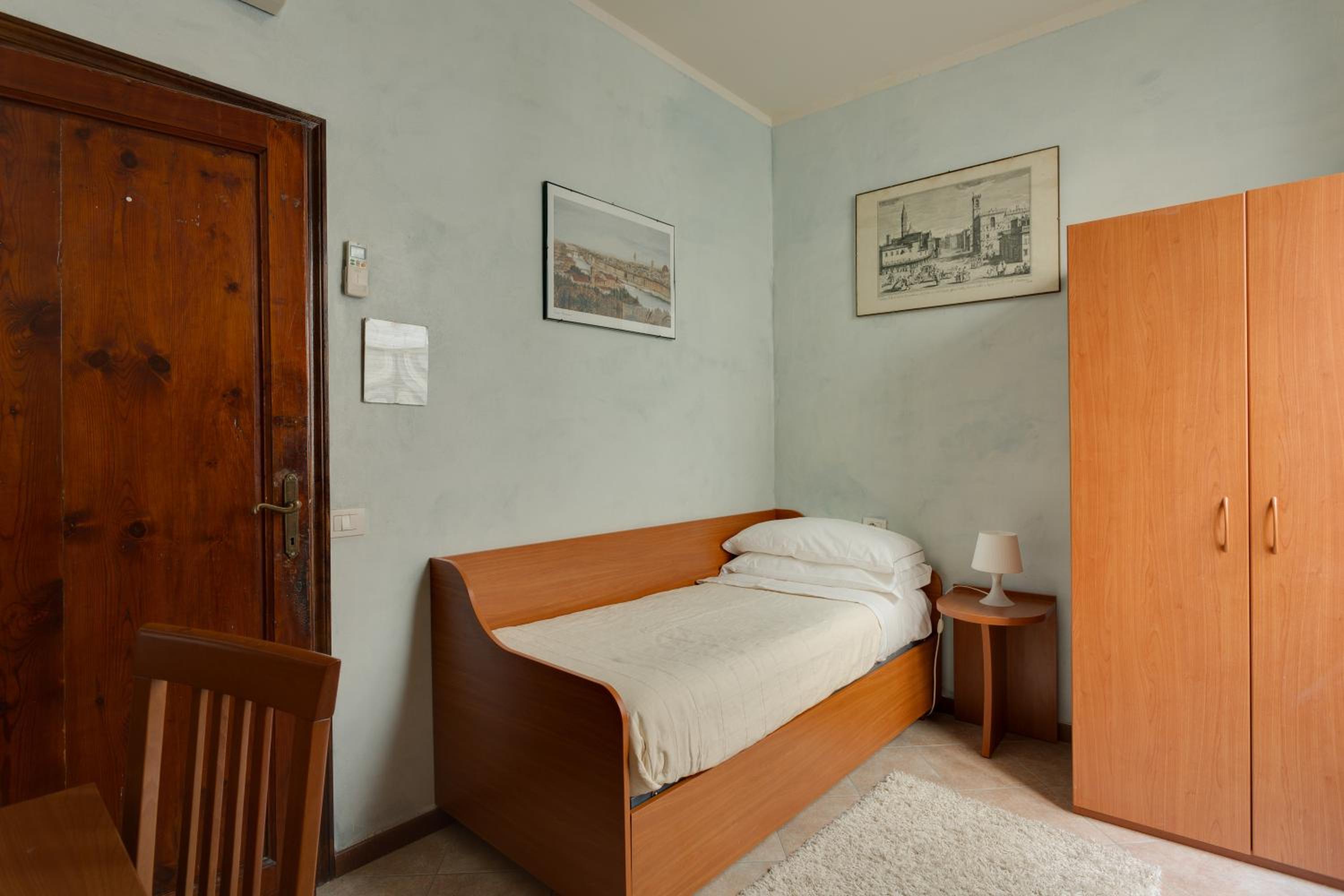 Single Room with Shared Bathroom photo 1
