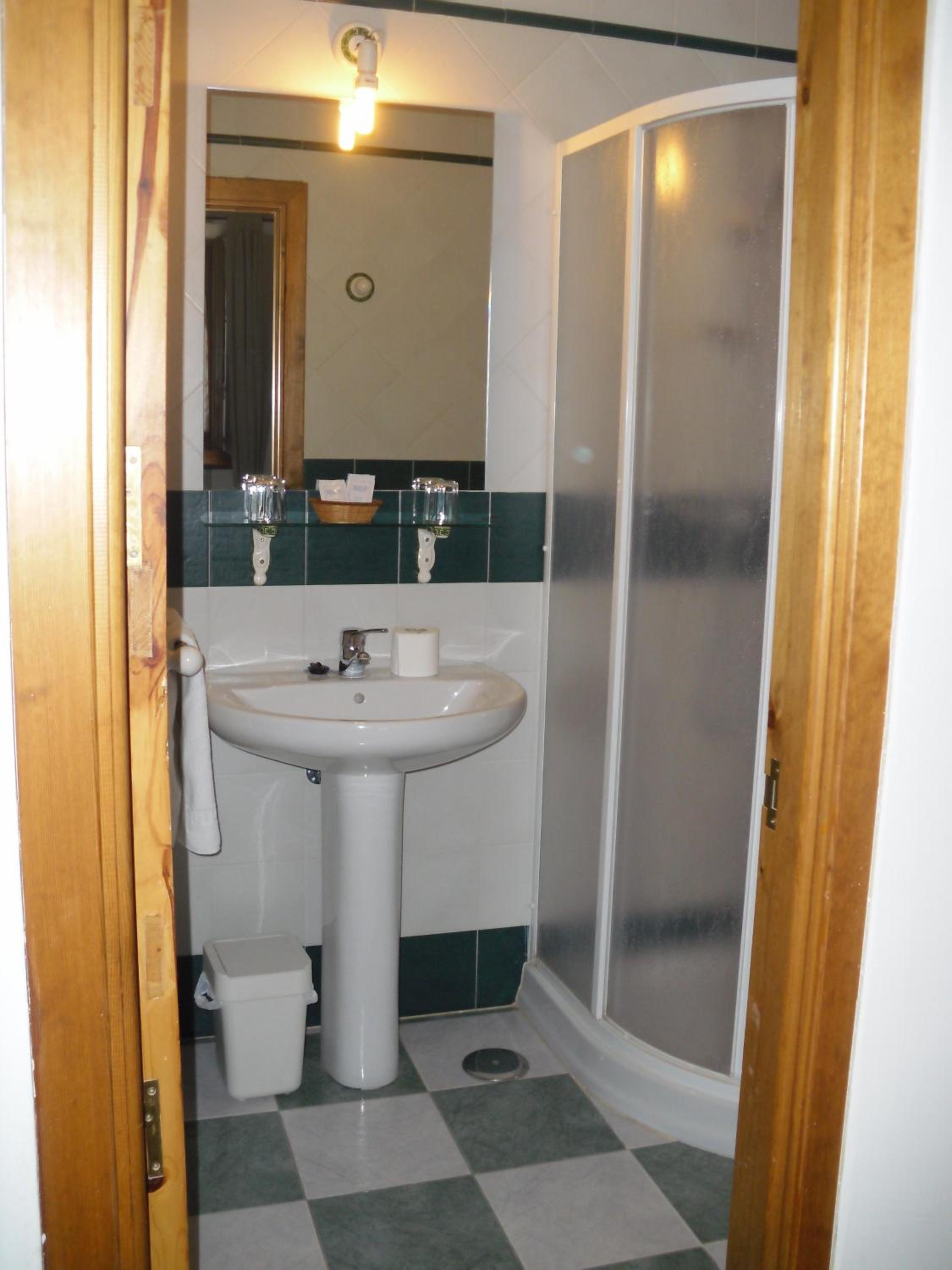 Double or Twin Room - Photo 18