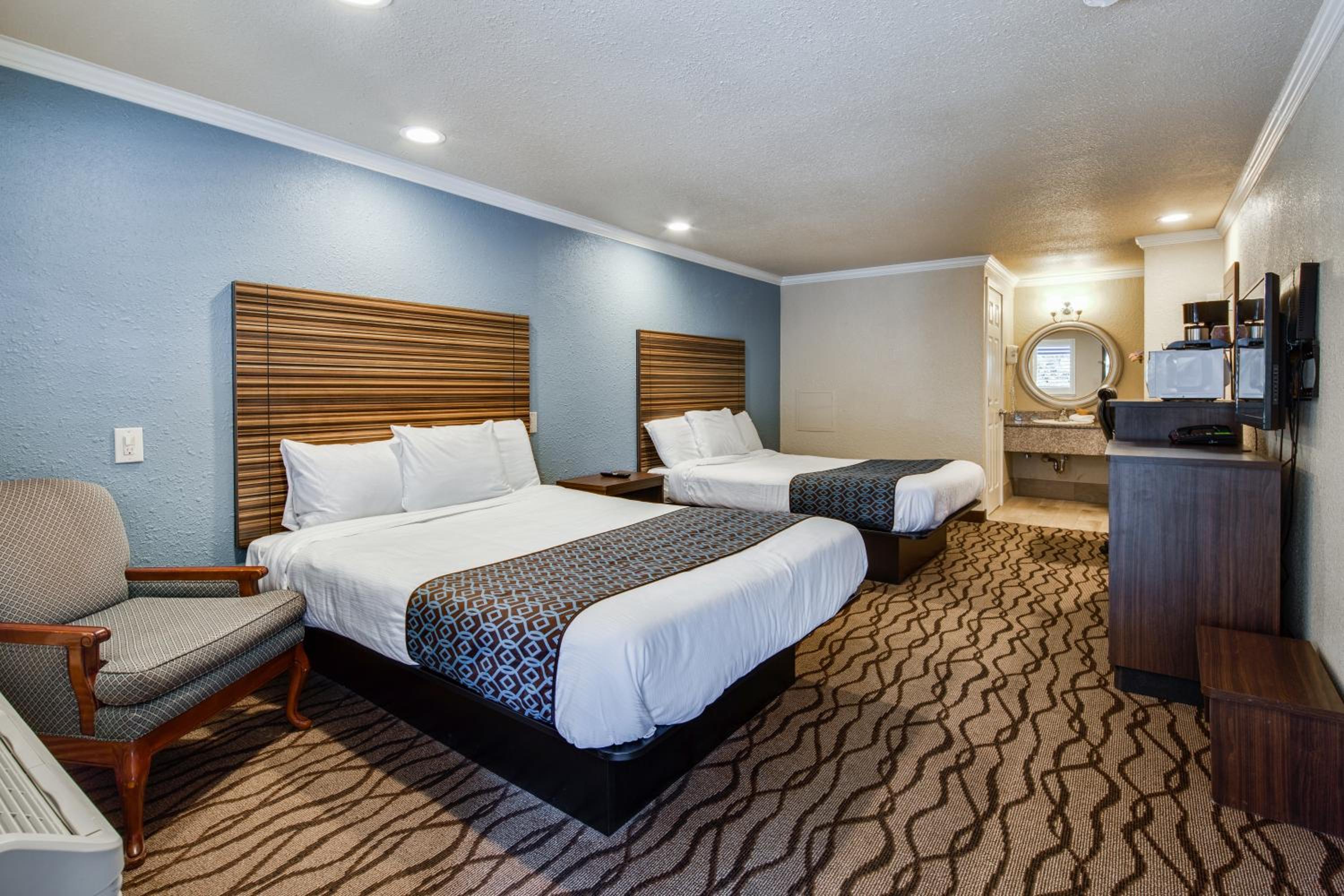 Room with Two Double Beds - Photo 1