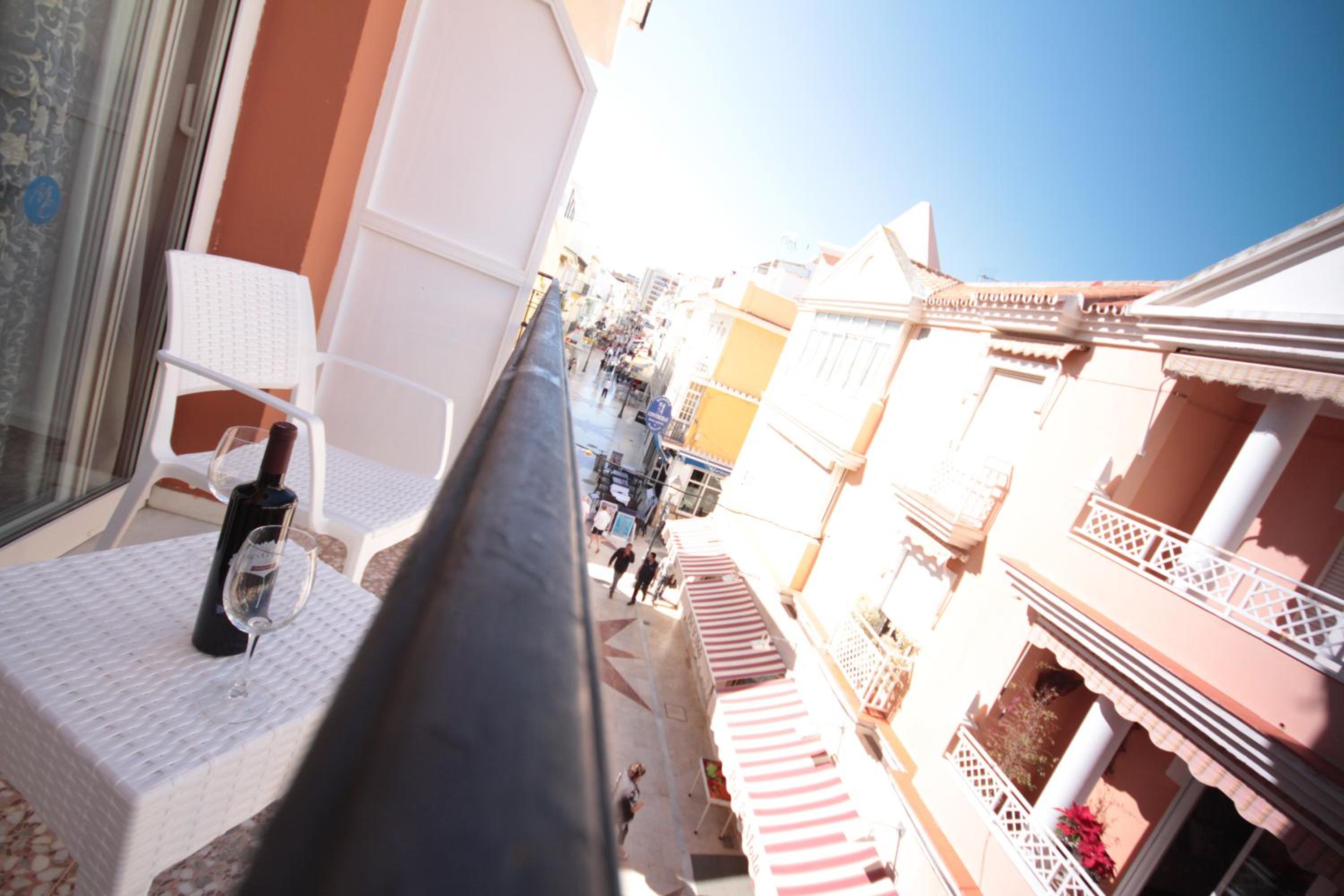 Double Room with Balcony - Photo 3