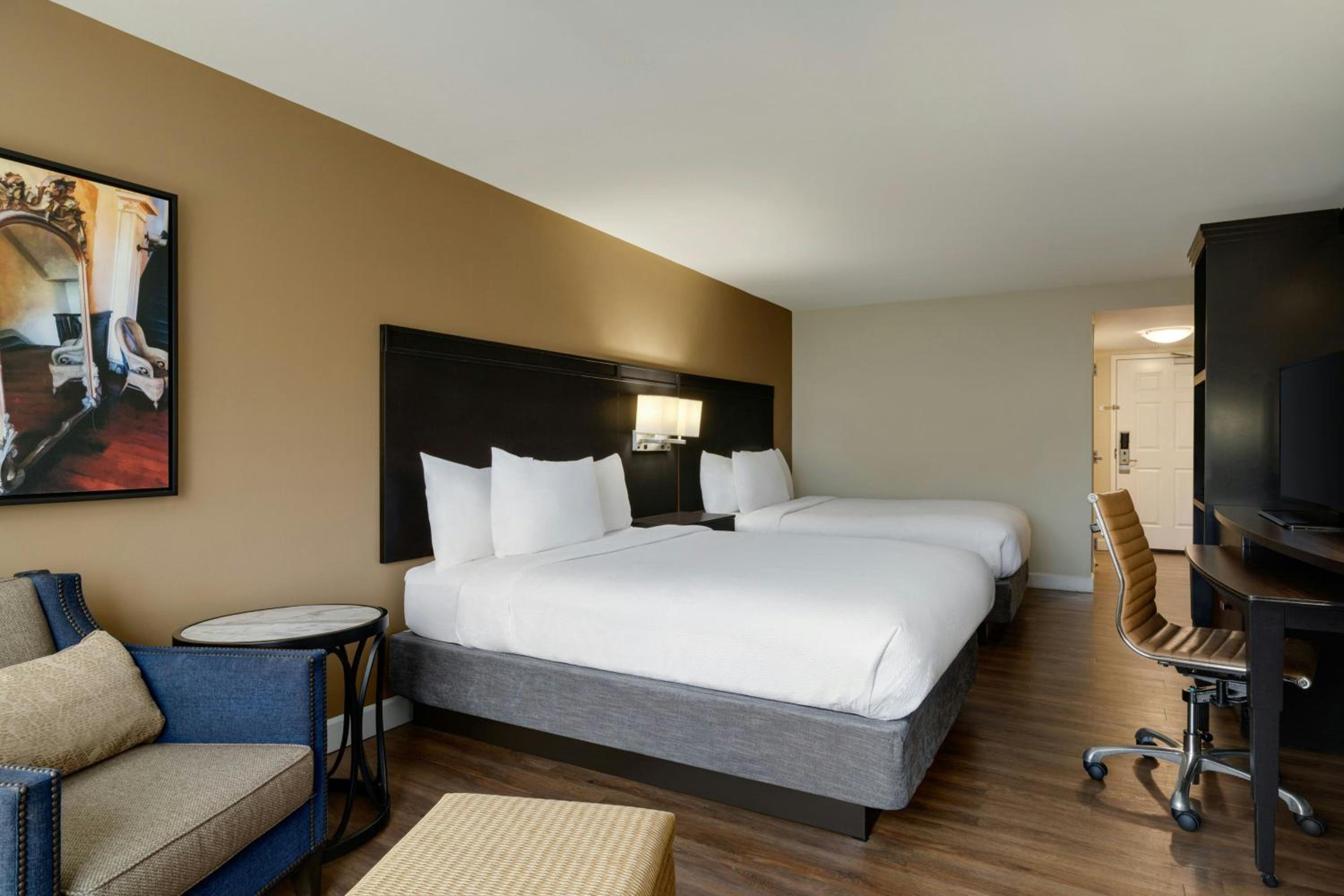 Queen Room with Two Queen Beds and Adapted Tub - Mobility Accessible photo 3