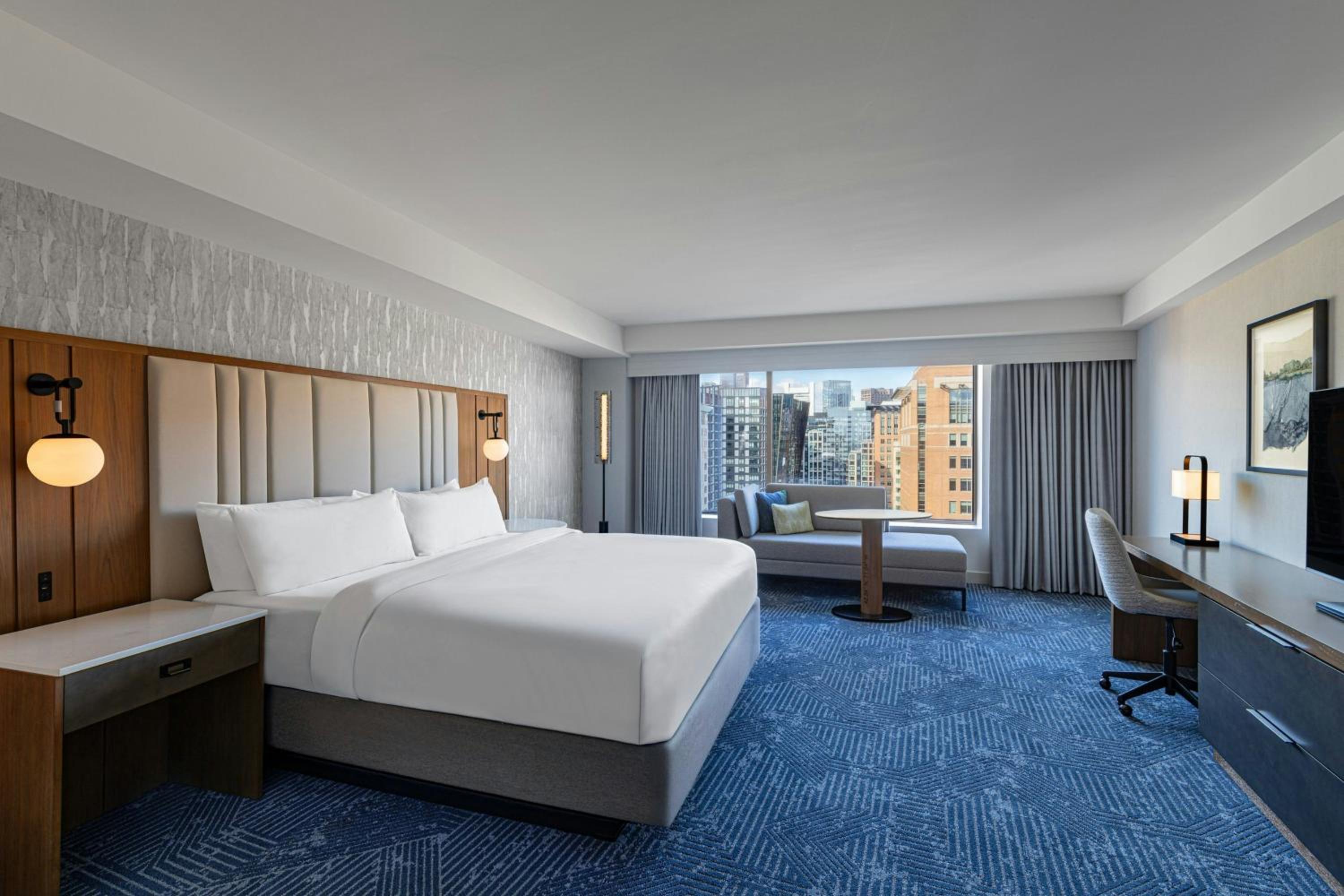 King Room with Roll-in Shower - Mobility and Hearing Accessible - Photo 3