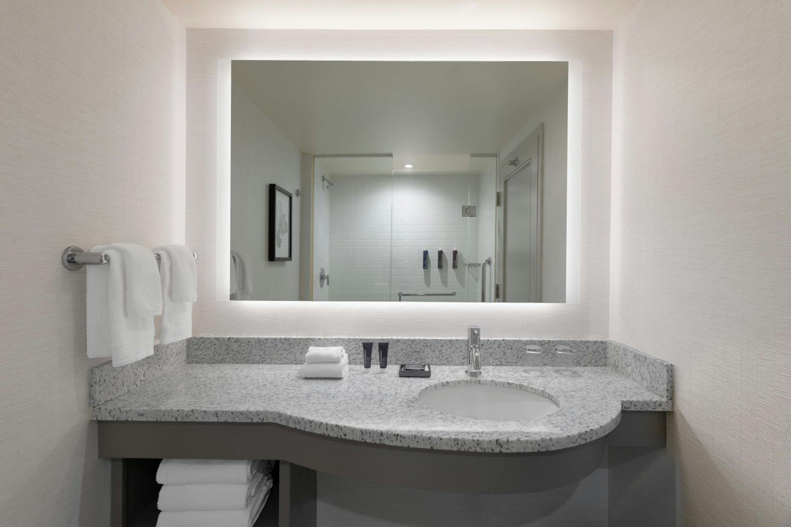 King Room with Harbor View - Hearing Accessible - Photo 6