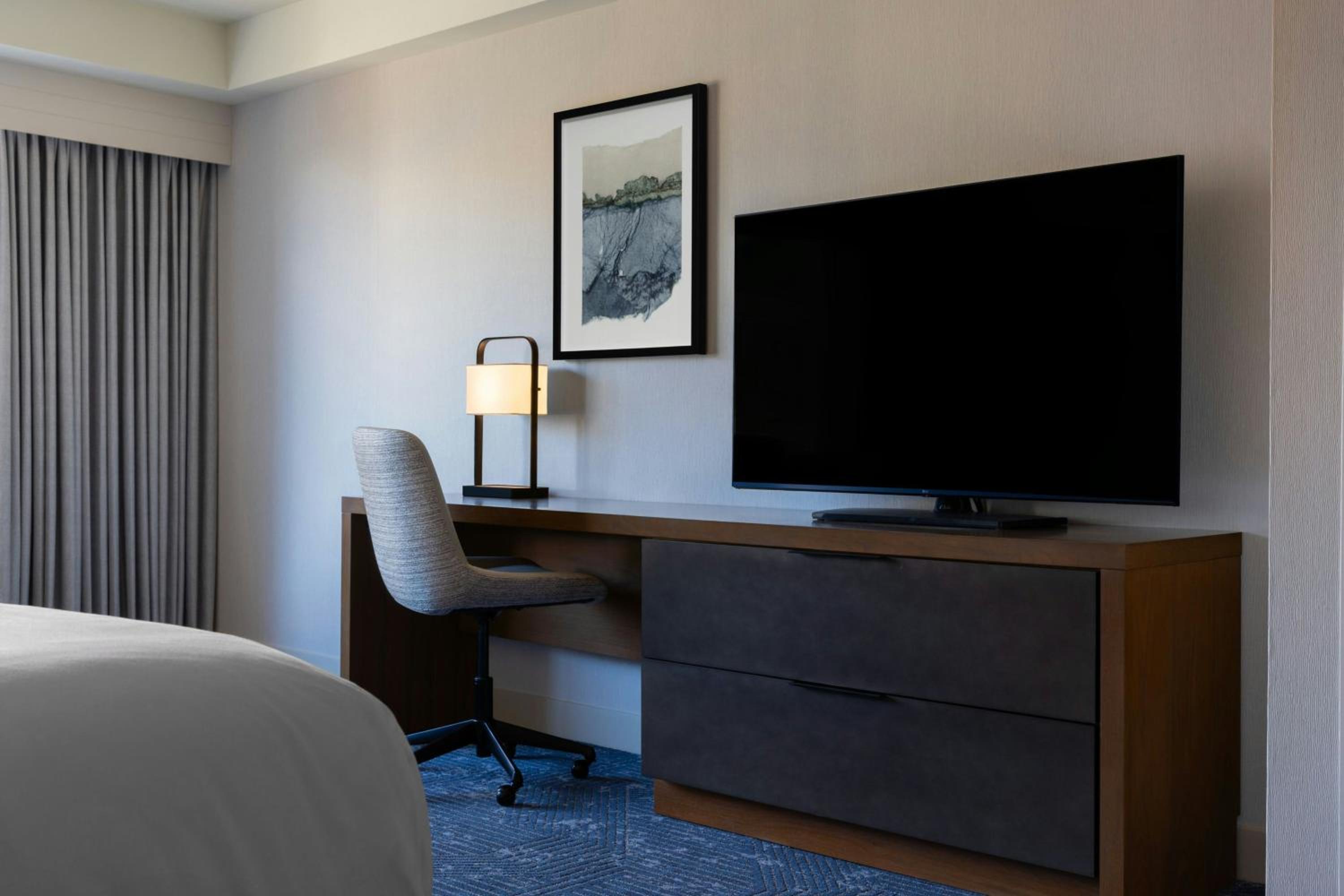 King Room - Club Level - Mobility/Hearing Accessible with Roll-In Shower - Photo 4