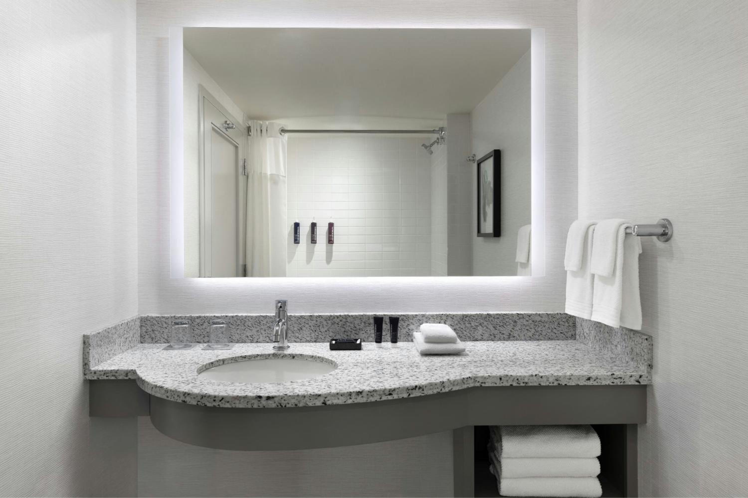 King Room with Harbor View - Hearing Accessible - Photo 13