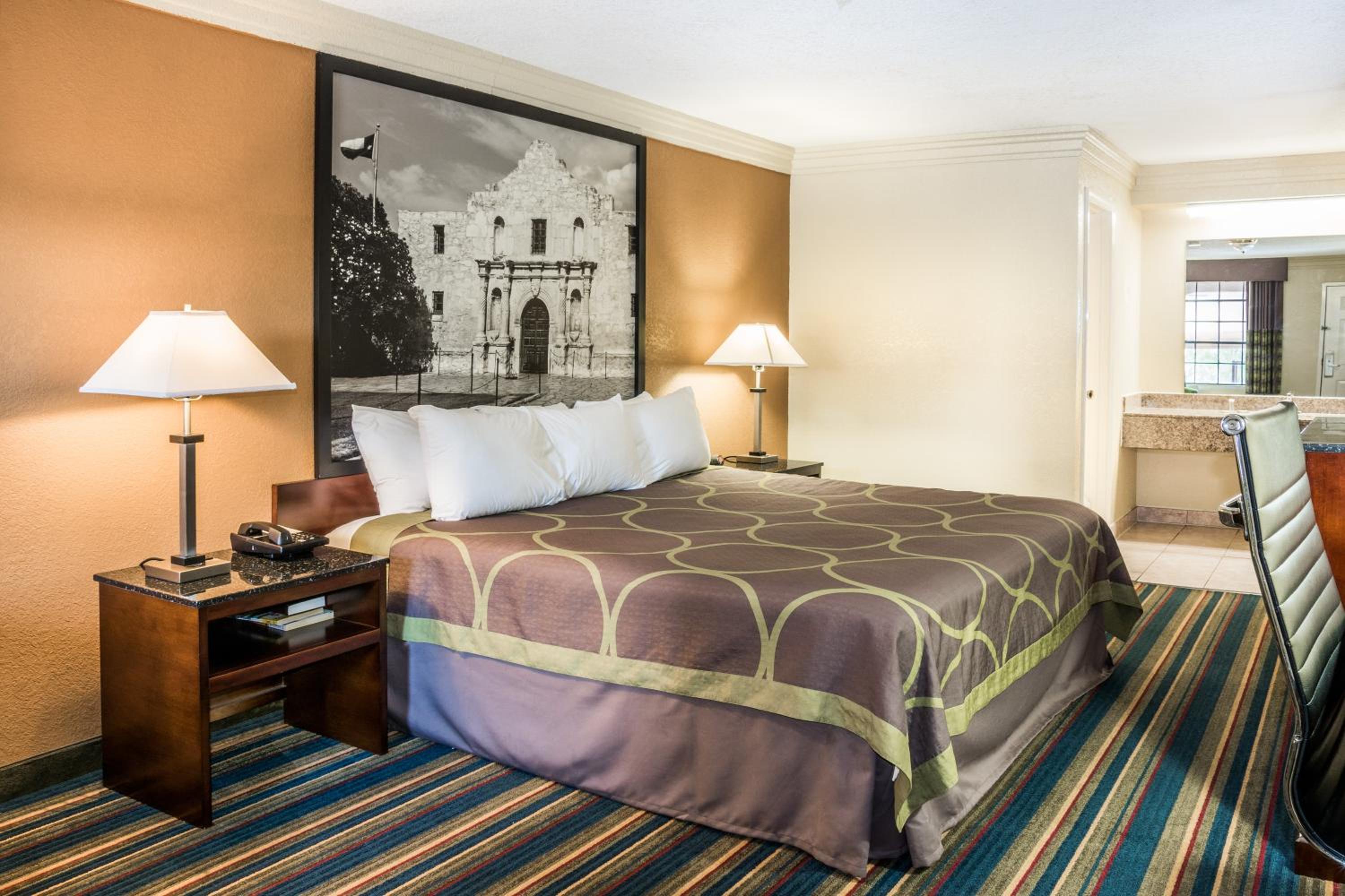 King Room - Non-Smoking - Photo 3