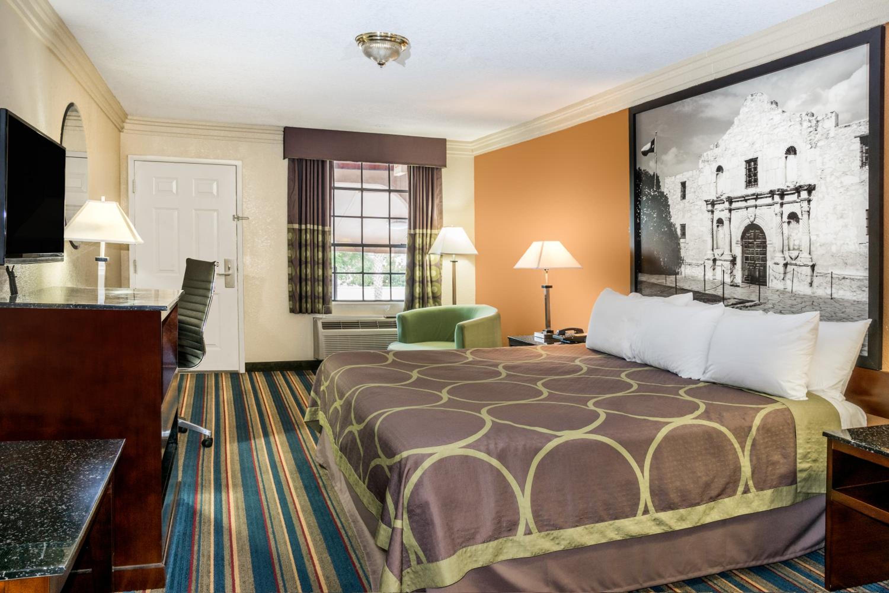 King Room - Non-Smoking - Photo 4