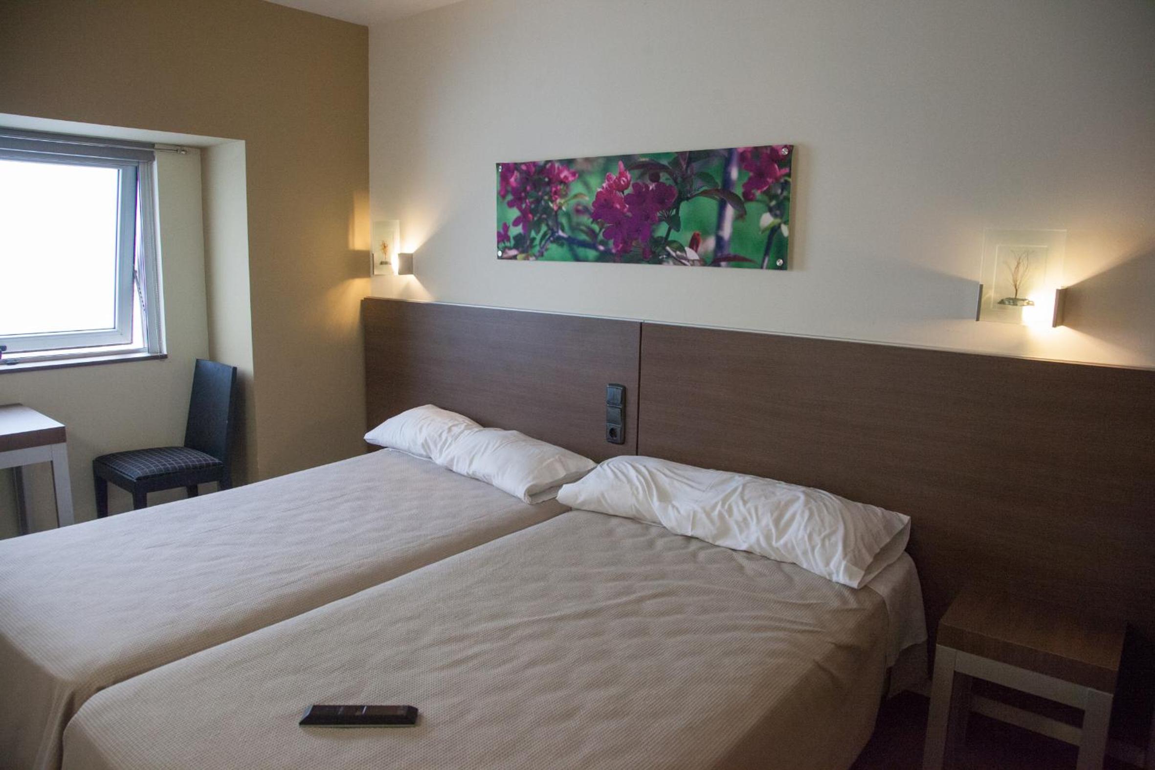 Economy Twin Room - Photo 4