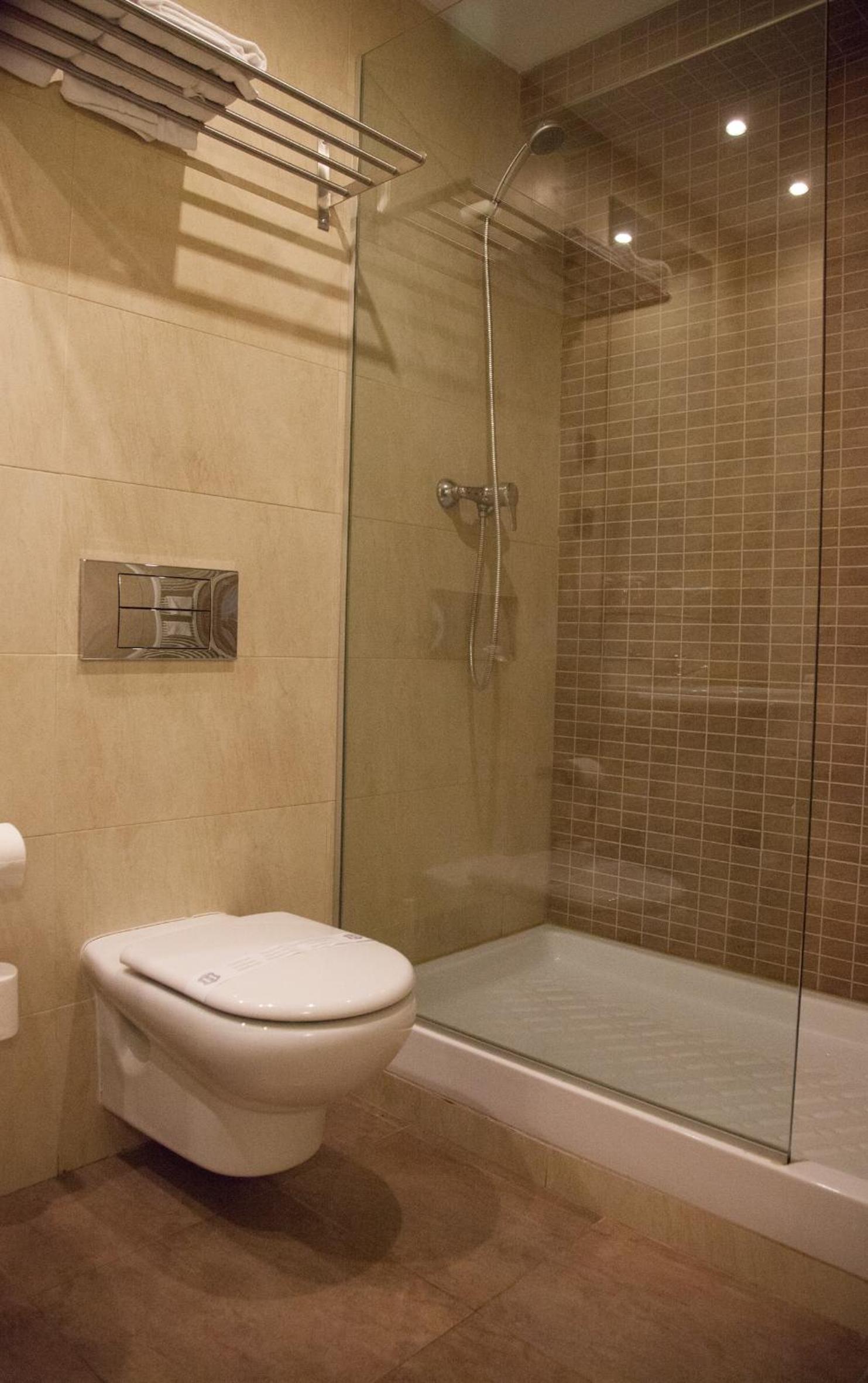 Economy Twin Room - Photo 3