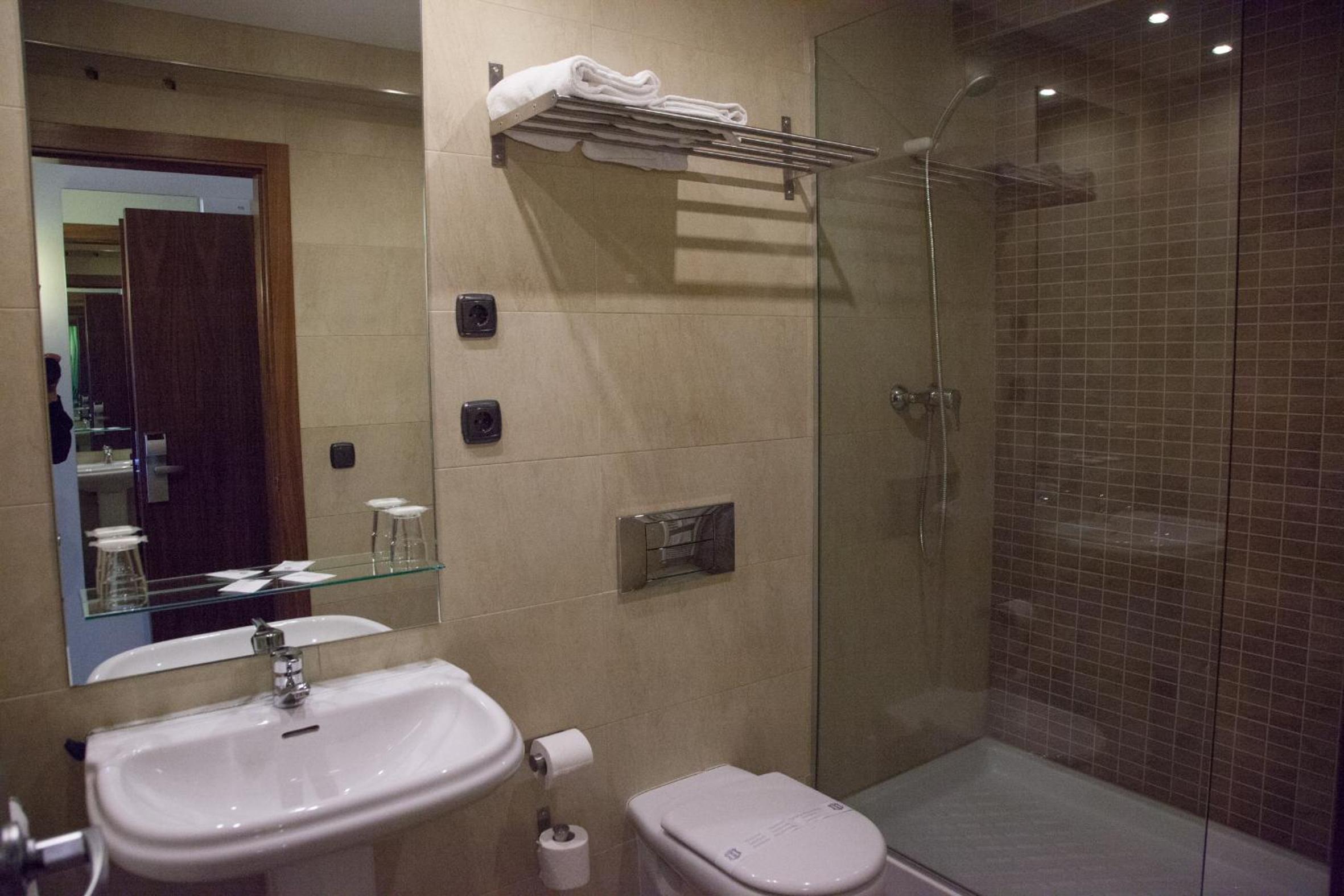 Economy Twin Room - Photo 2