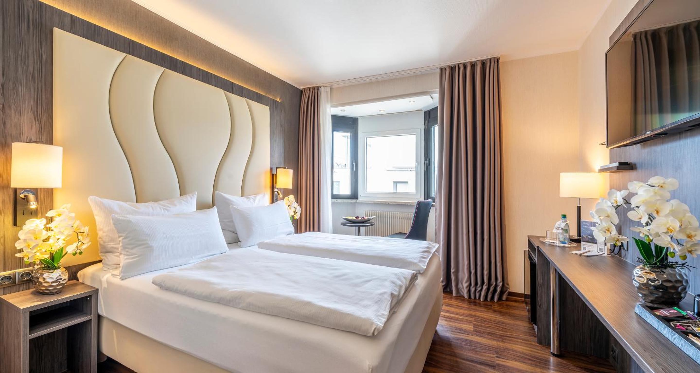 Standard Double Room with Lake View