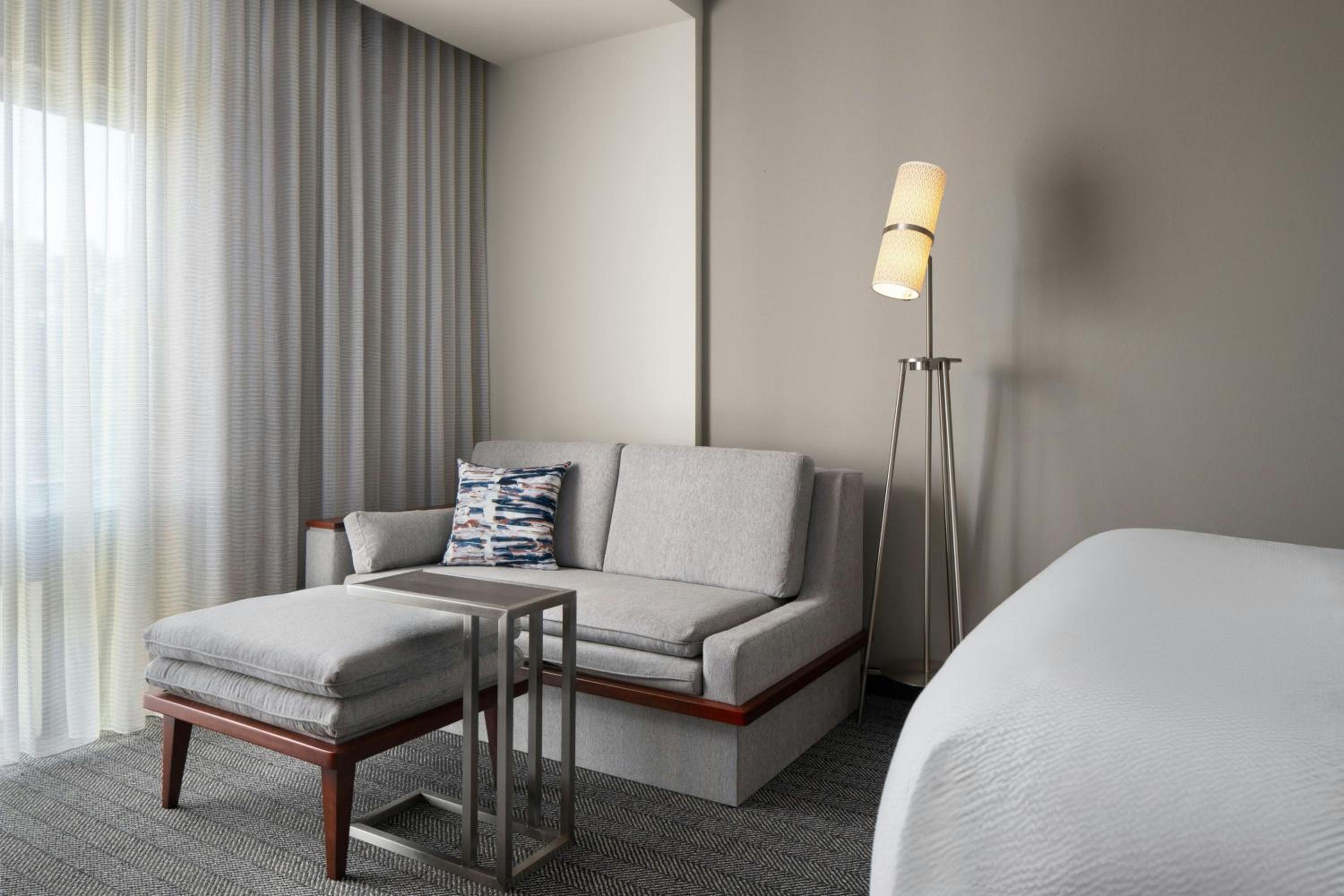 King Room with Bathtub - Mobility Access/Hearing Accessible