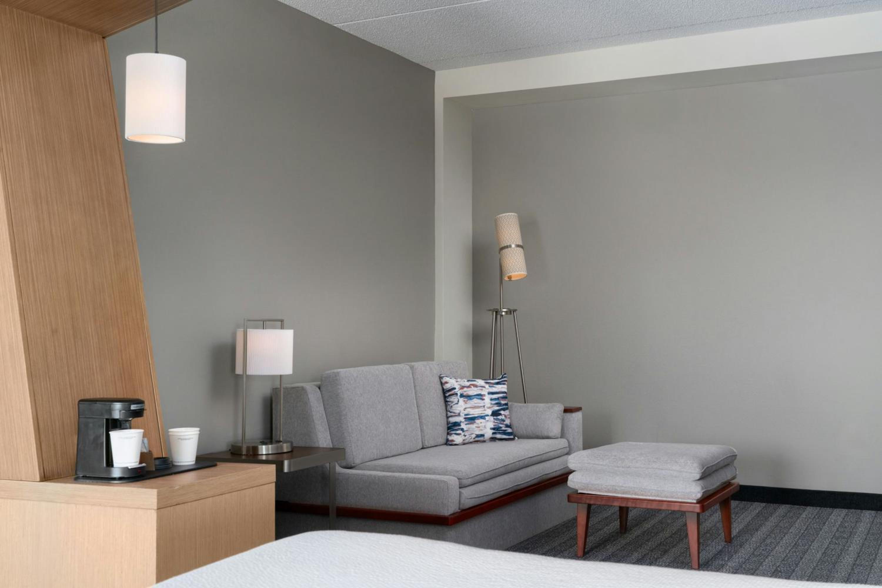 One-Bedroom Queen Suite with Sofa Bed and Adapted Tub - Mobility Accessible photo 2