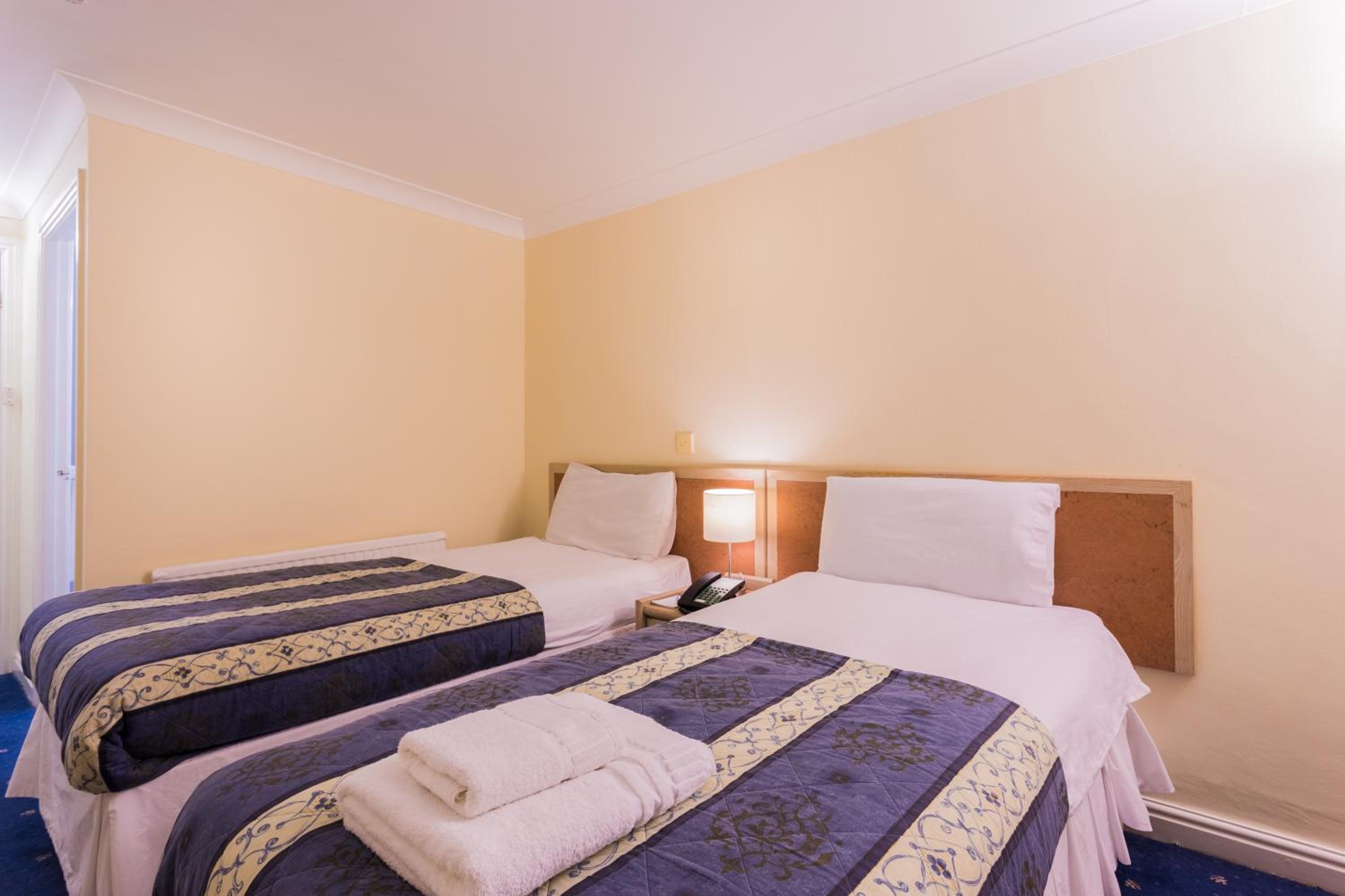 Twin Room without Window - Photo 2