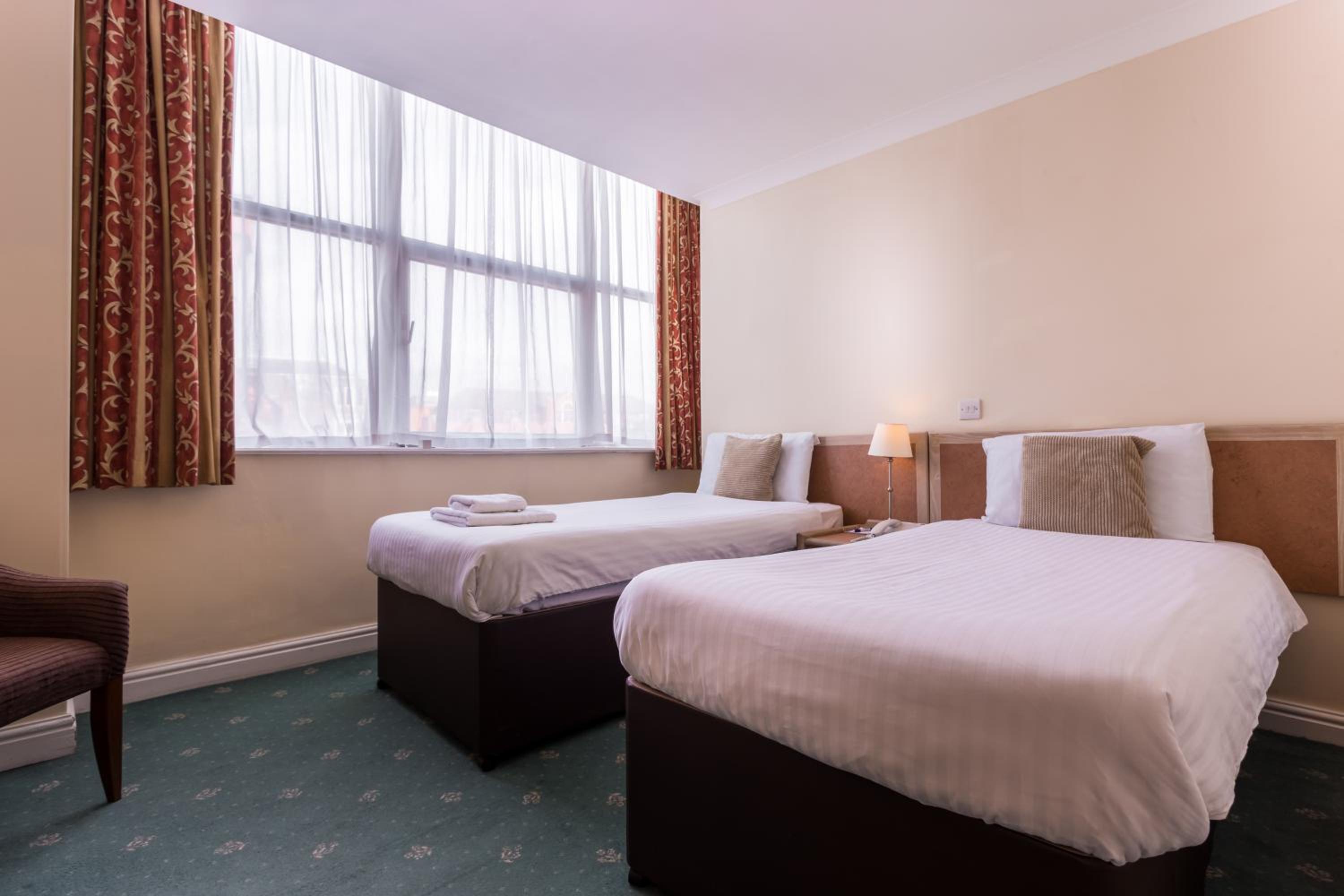 Twin Room - Photo 3