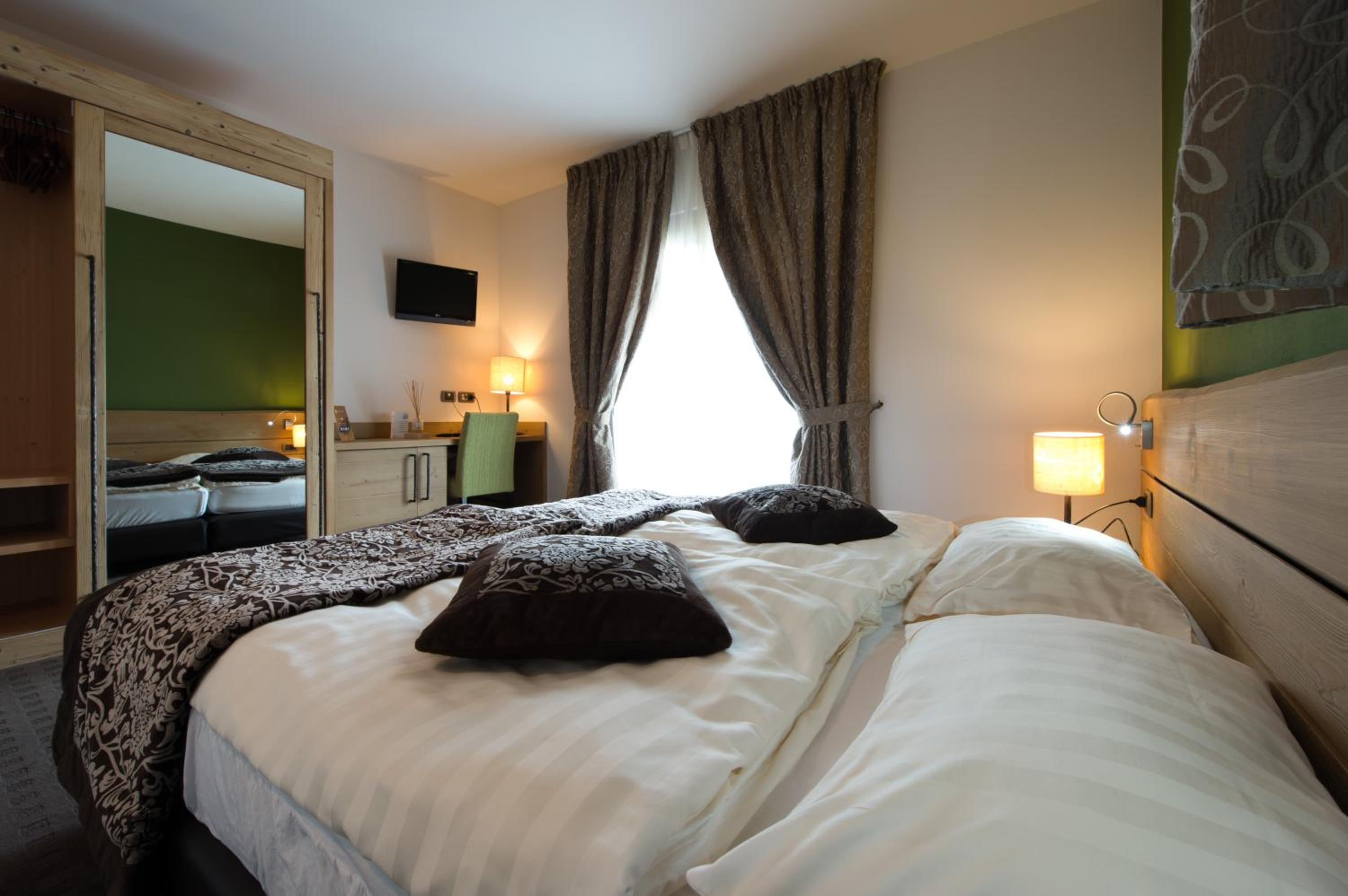 Double or Twin Room with Balcony - Photo 3