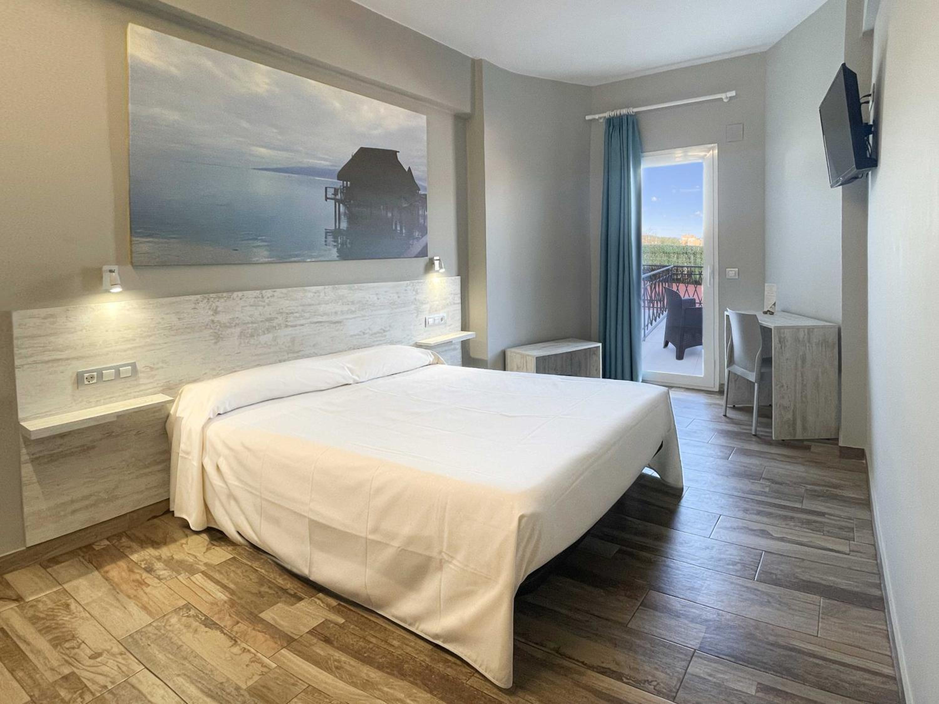 Queen Room with Balcony photo 2