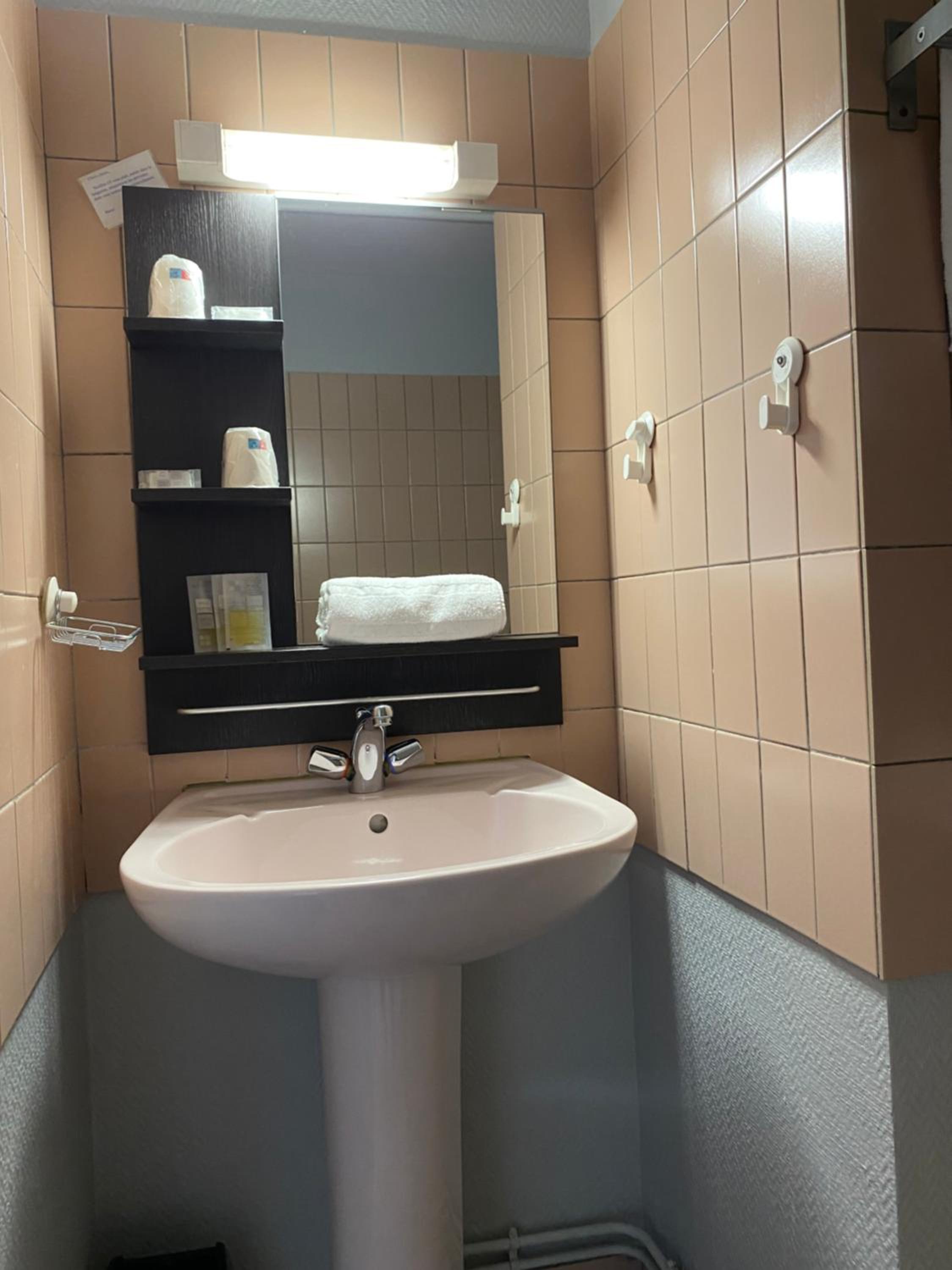 Double or Twin Room with Sea View - Photo 5