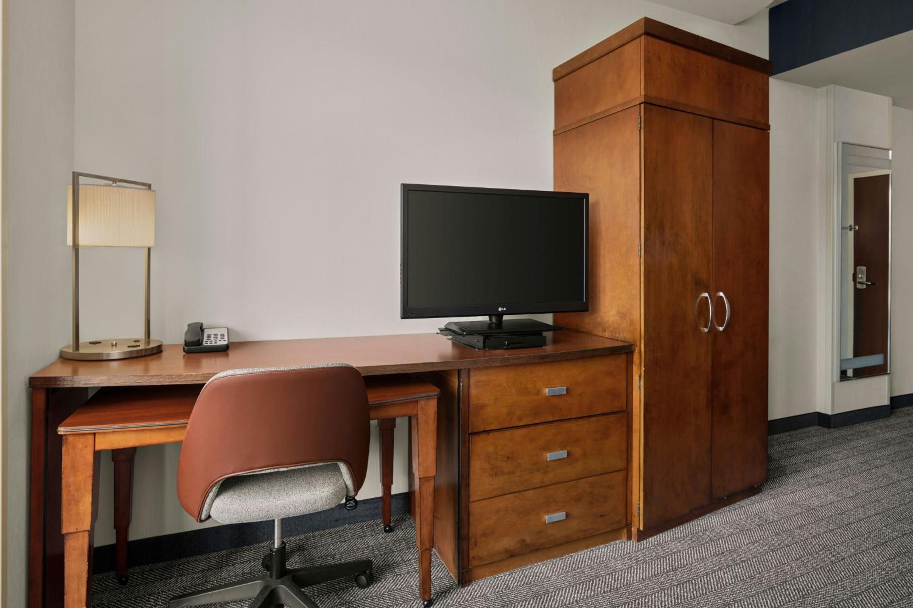 King Room with Balcony and Bathtub - Mobility Access/Hearing Accessible - Photo 3