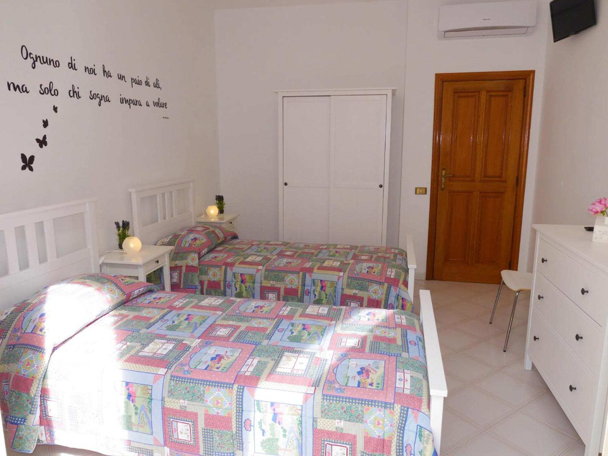 Twin Room With Private Bathroom - Photo 6