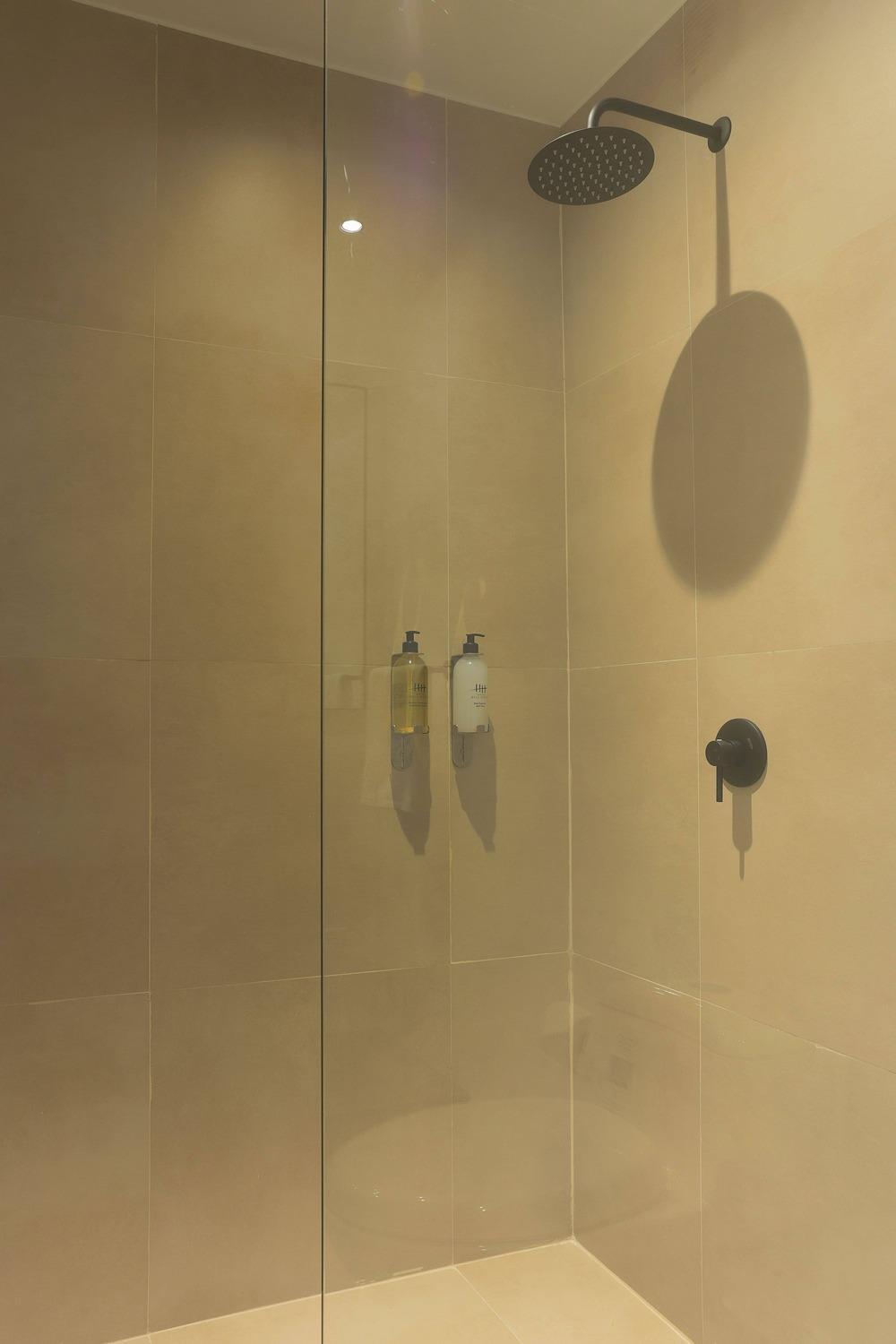 Standard King Room - Photo 5
