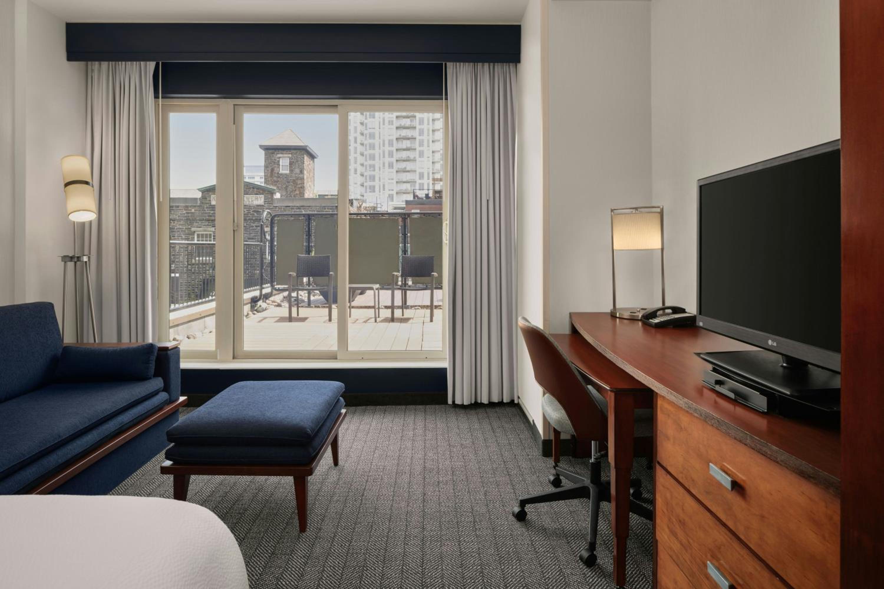 King Room with Balcony and Bathtub - Mobility Access/Hearing Accessible - Photo 1