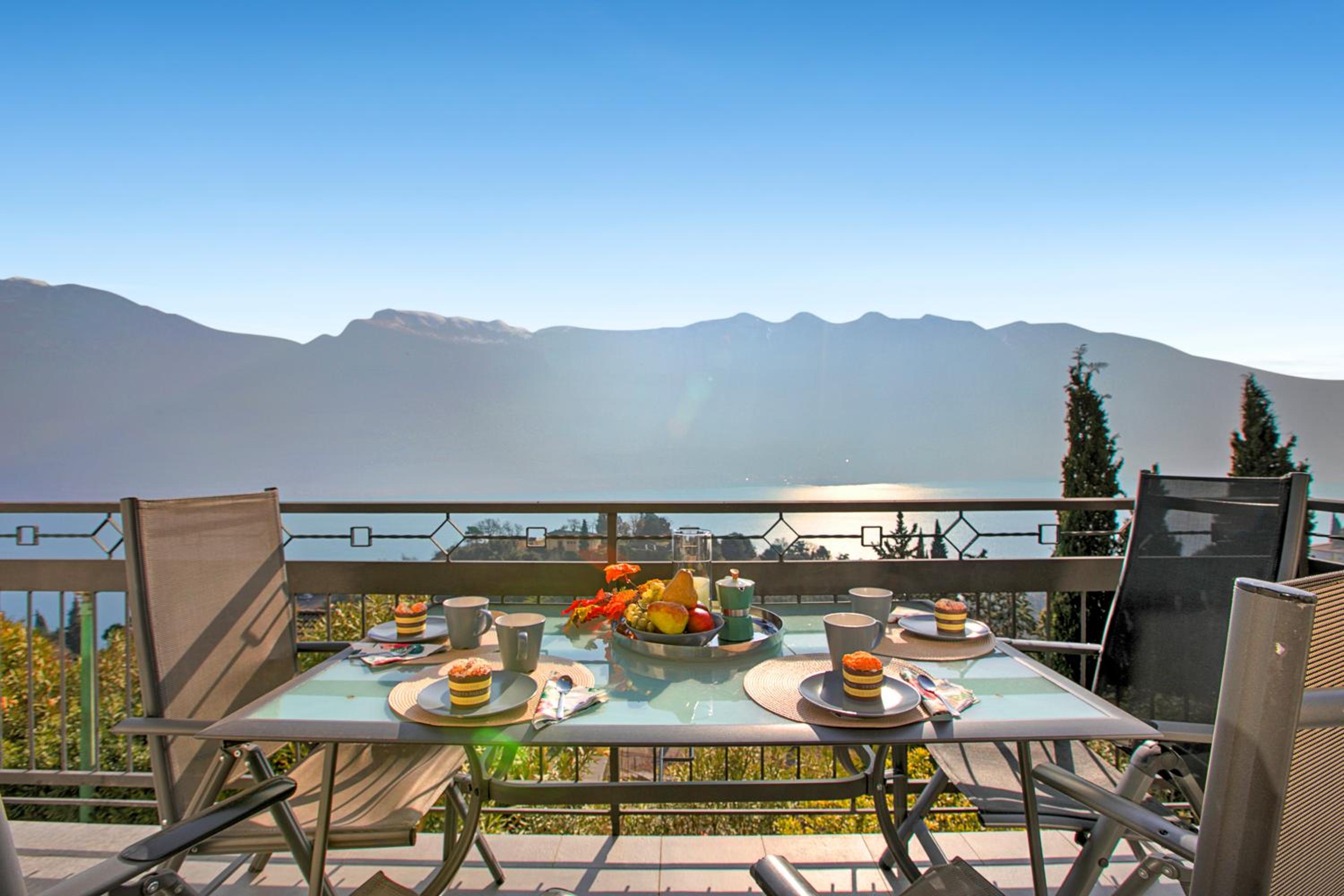 Two Bedroom Apartment with Lake View and Shared Pool 2