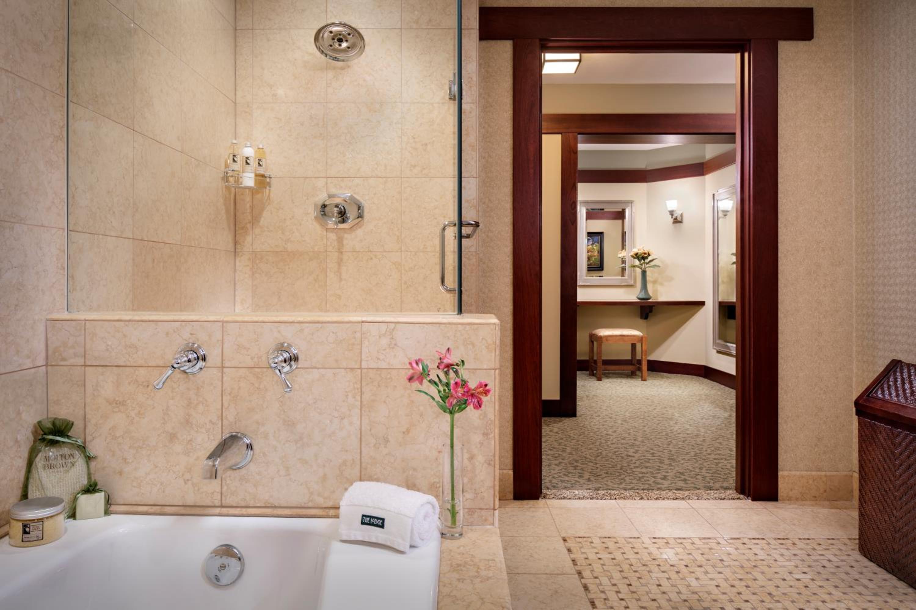 Blacker Suite - Photo 3