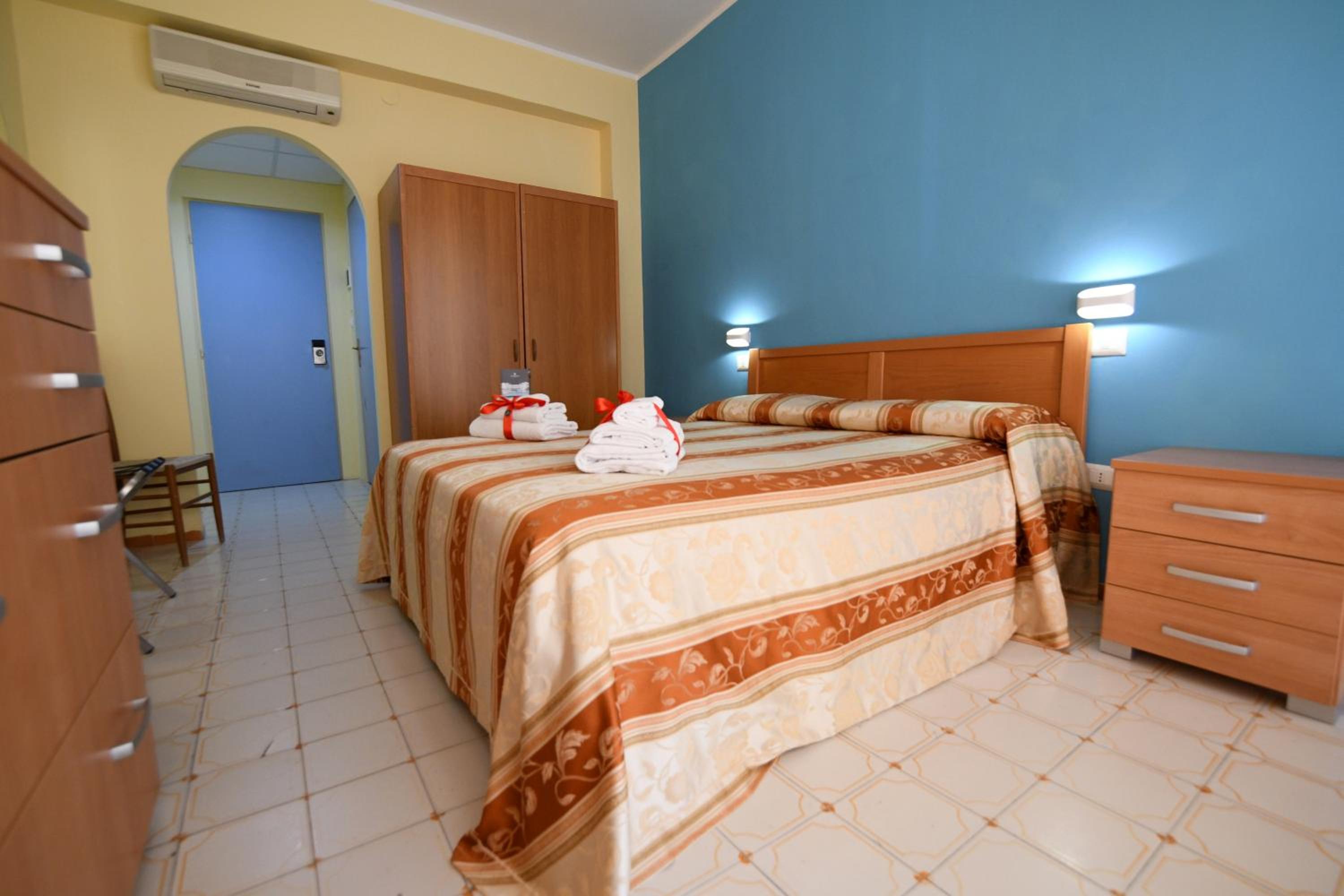 Double or Twin Room with Mountain View - Photo 2