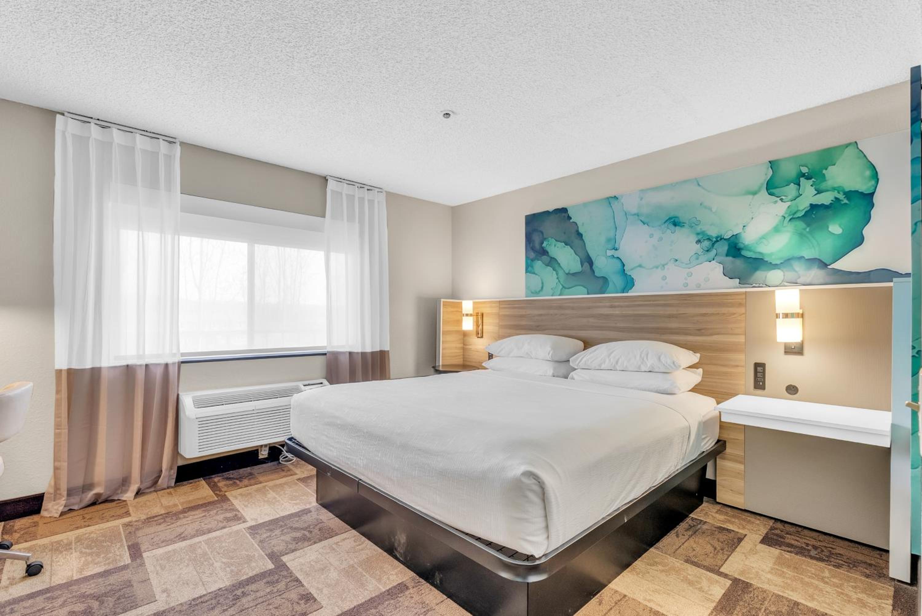 King One-Bedroom Suite with  Mobility/Hearing Access and Roll-In Shower, No Smoking - Photo 7
