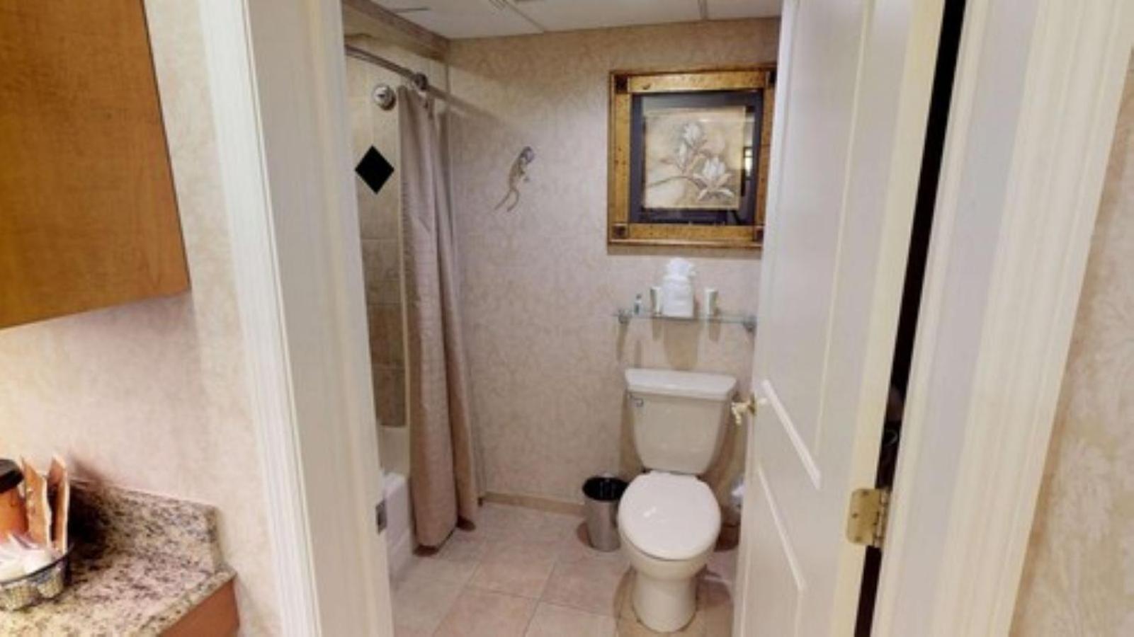 One-Bedroom King Suite with Two Queen Beds and Sofa Bed - Photo 2