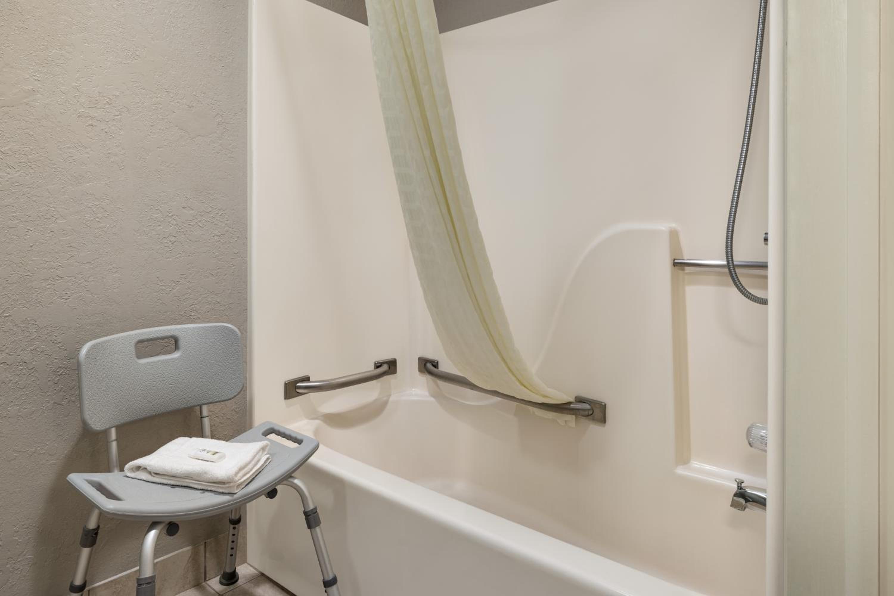 Queen Room with Bathtub w/Grab Bars - Non-Smoking - Photo 3