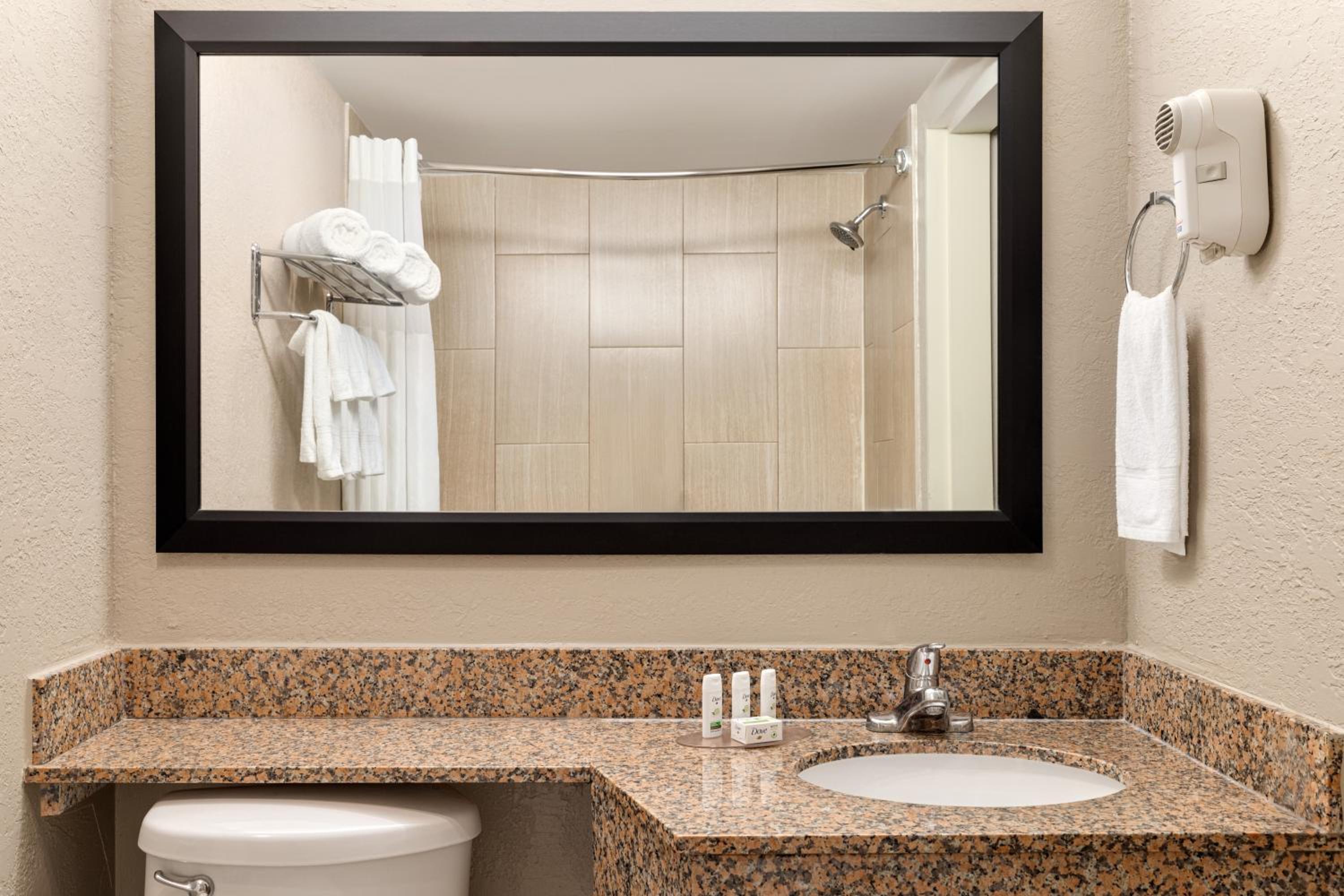 Queen Room with Bathtub w/Grab Bars - Non-Smoking - Photo 4