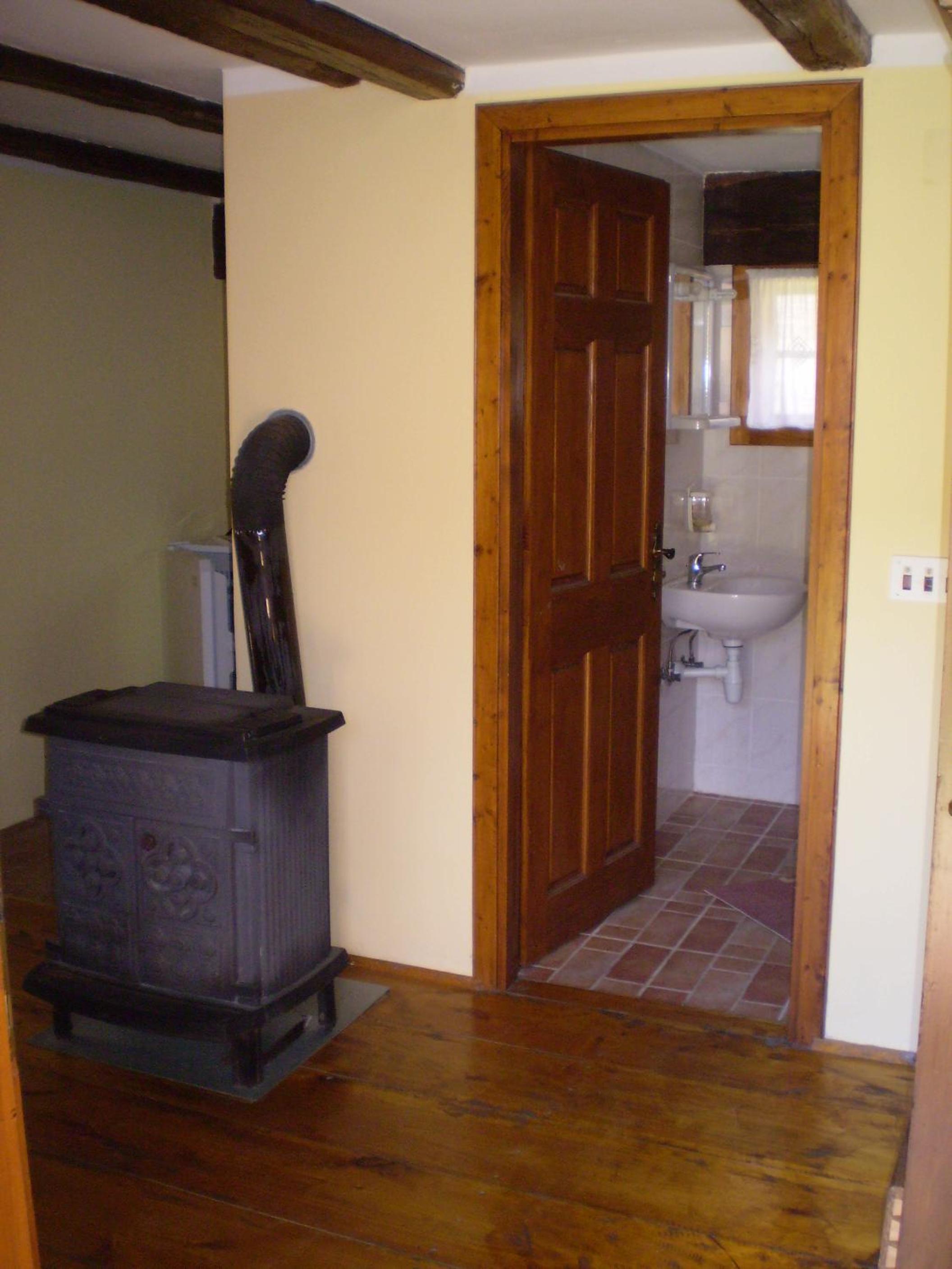 One-Bedroom Apartment - Photo 3