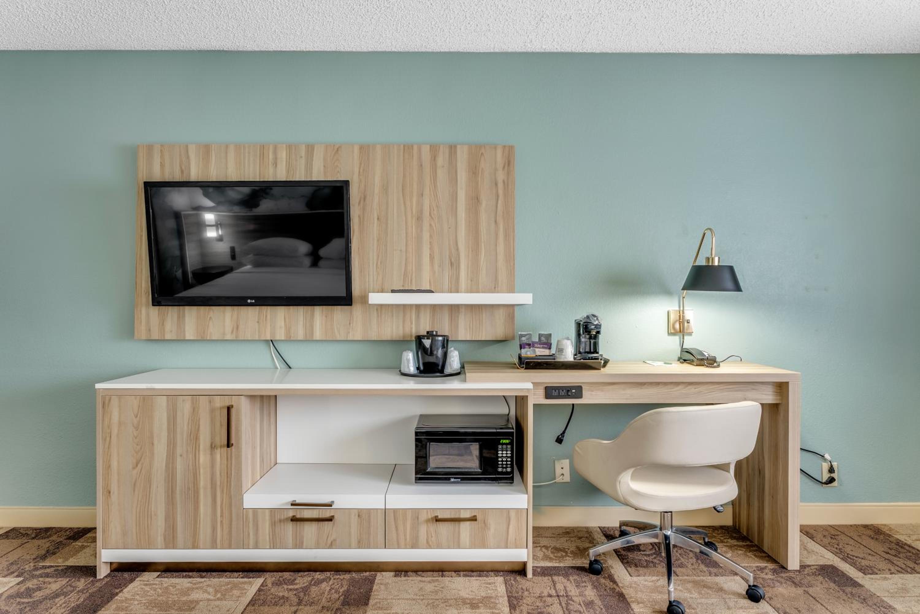 King One-Bedroom Suite with  Mobility/Hearing Access and Roll-In Shower, No Smoking - Photo 8