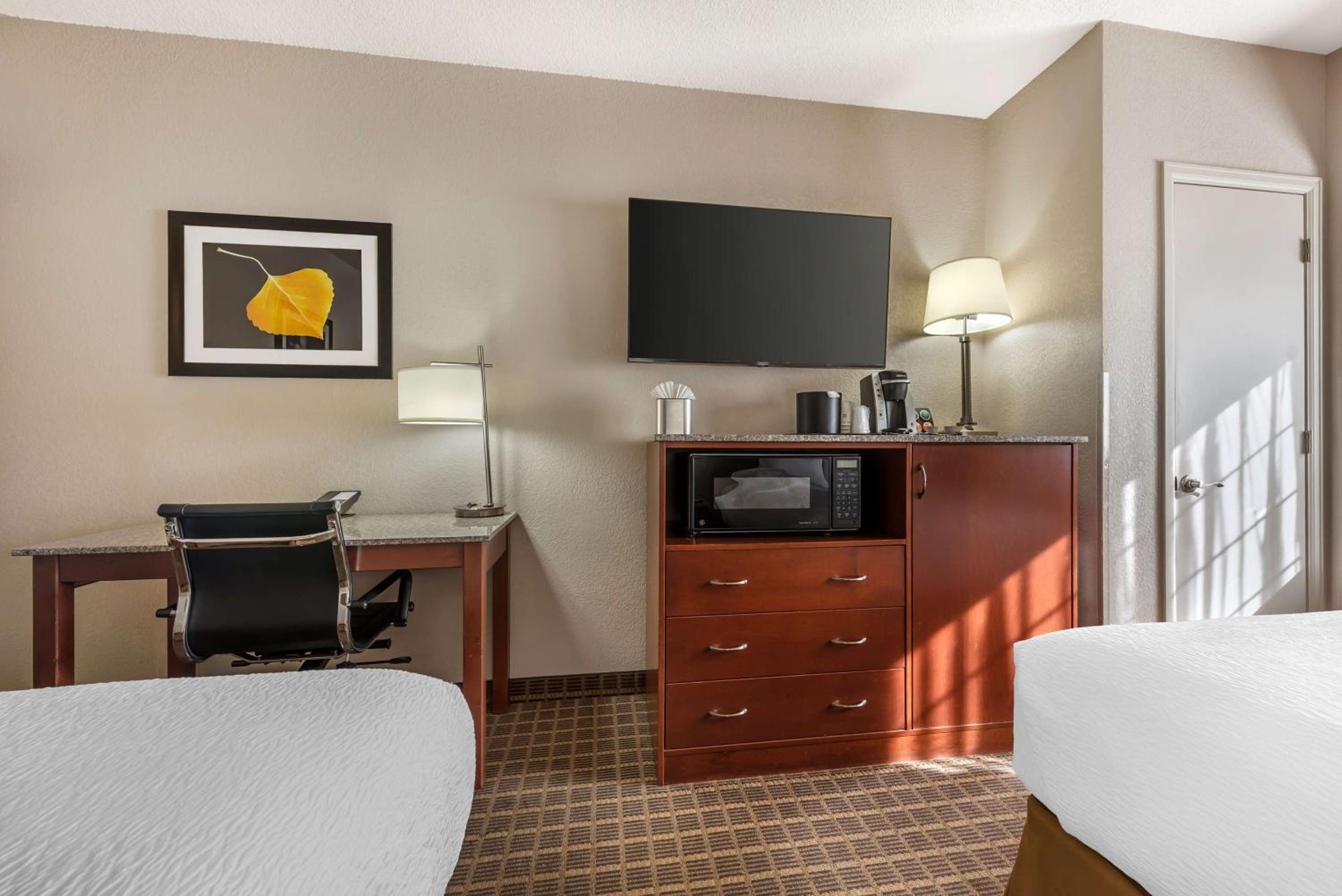 Queen Room with Two Queen Beds - Pet-friendly - Photo 2