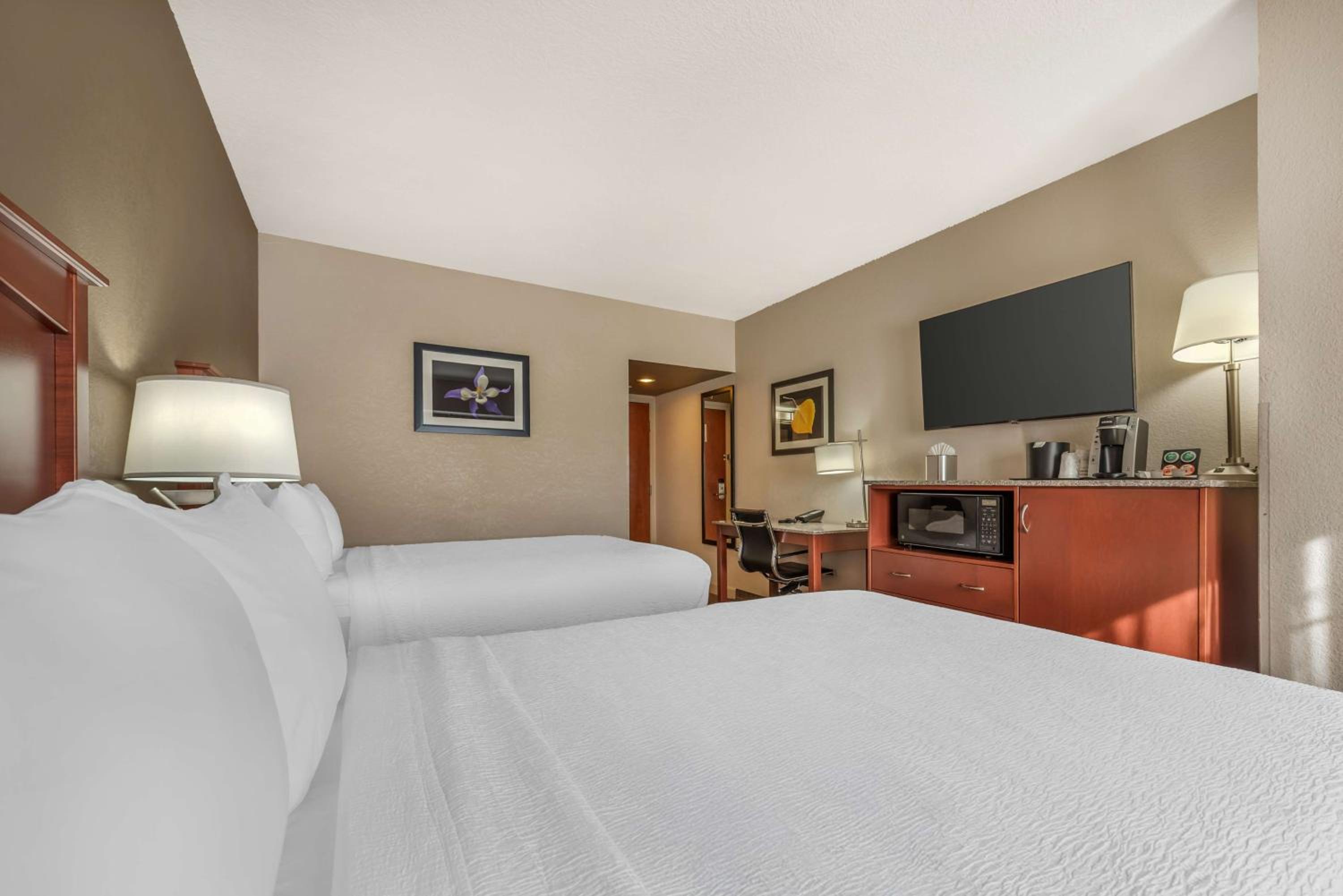 Queen Room with Two Queen Beds - Pet-friendly - Photo 4
