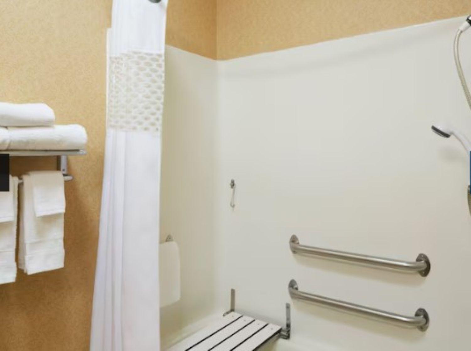 Queen Room with Two Queen Beds - Hearing Access/Non-Smoking - Photo 4