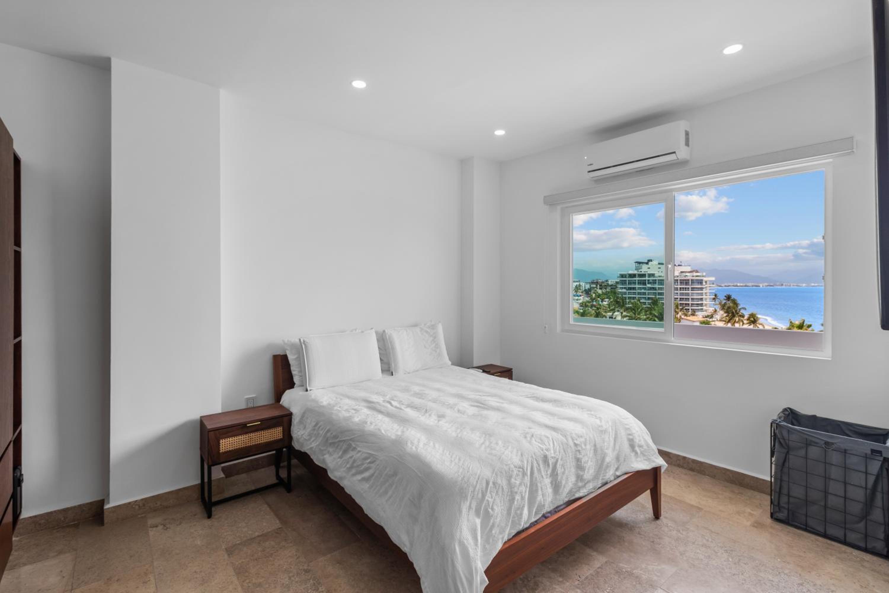 One-Bedroom Apartment with Bay View photo 2