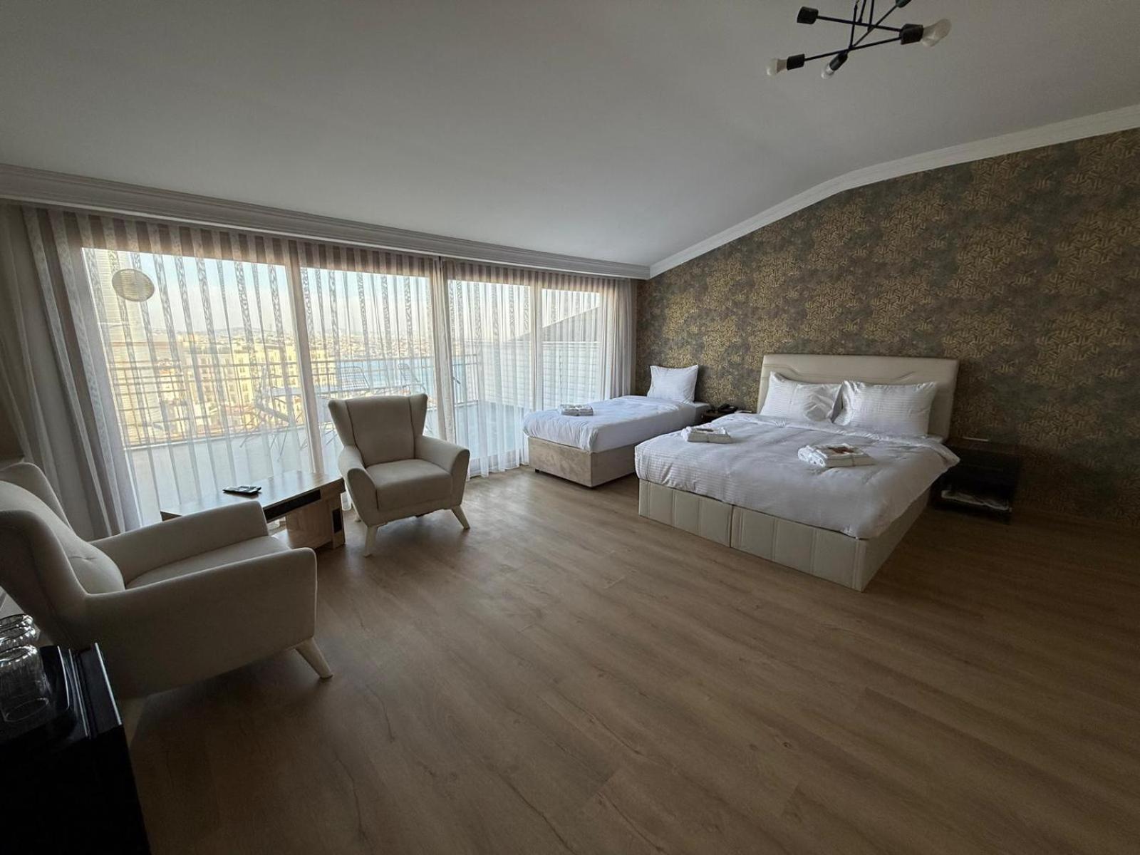 Deluxe Suite with Sea View photo 1