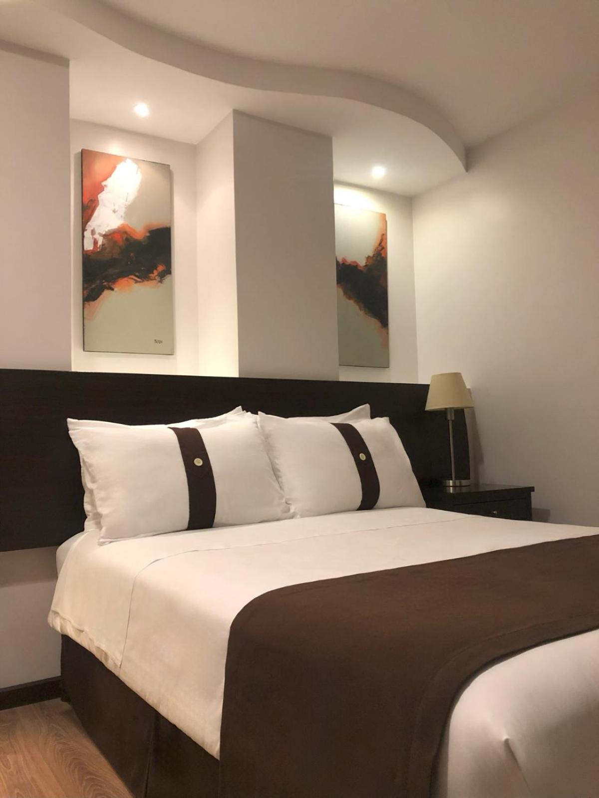 Queen Suite with Spa Bath photo 1