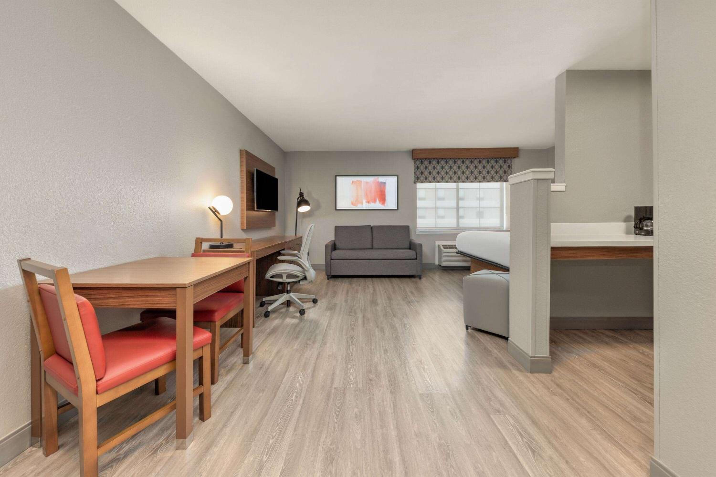 King Suite - Non-Smoking - Photo 2