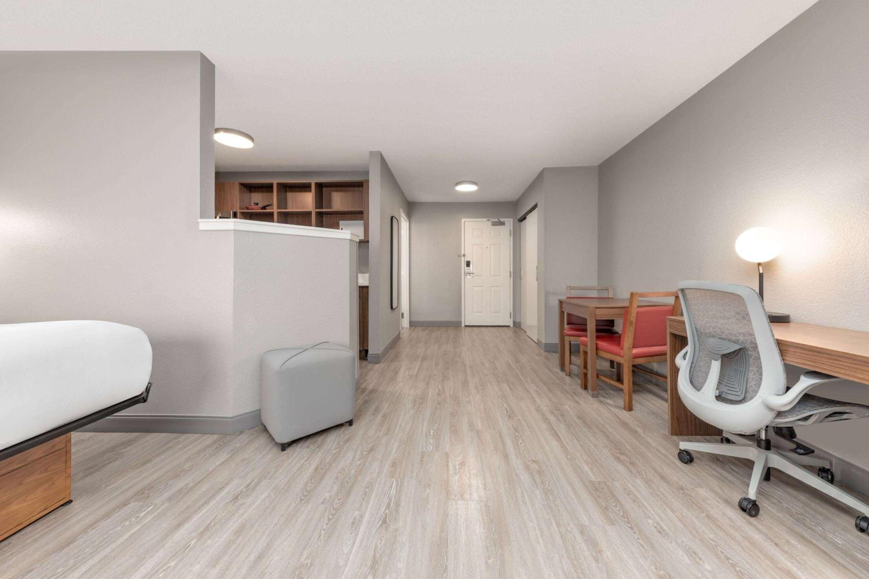 King Suite - Non-Smoking - Photo 3