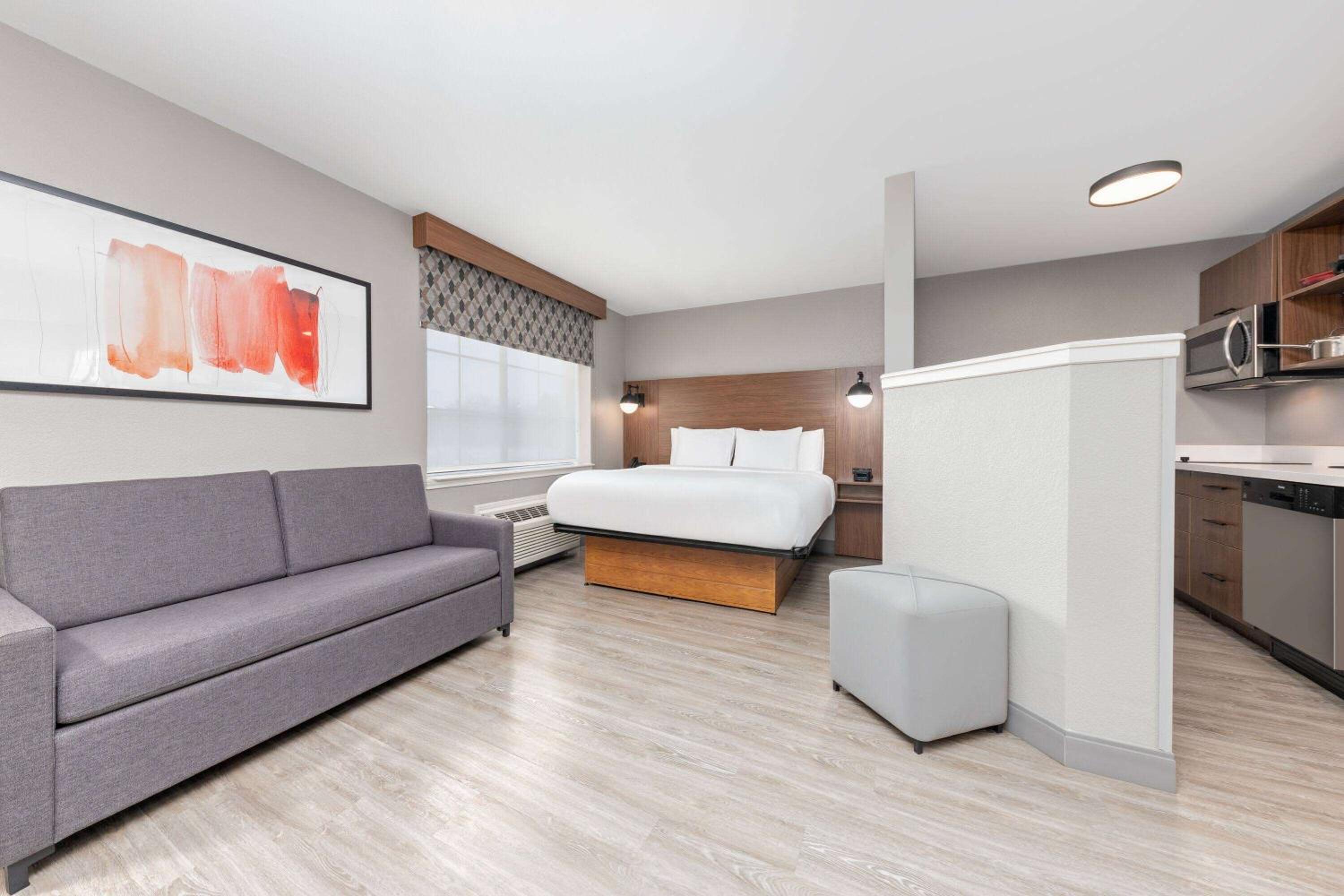 King Suite - Non-Smoking - Photo 5