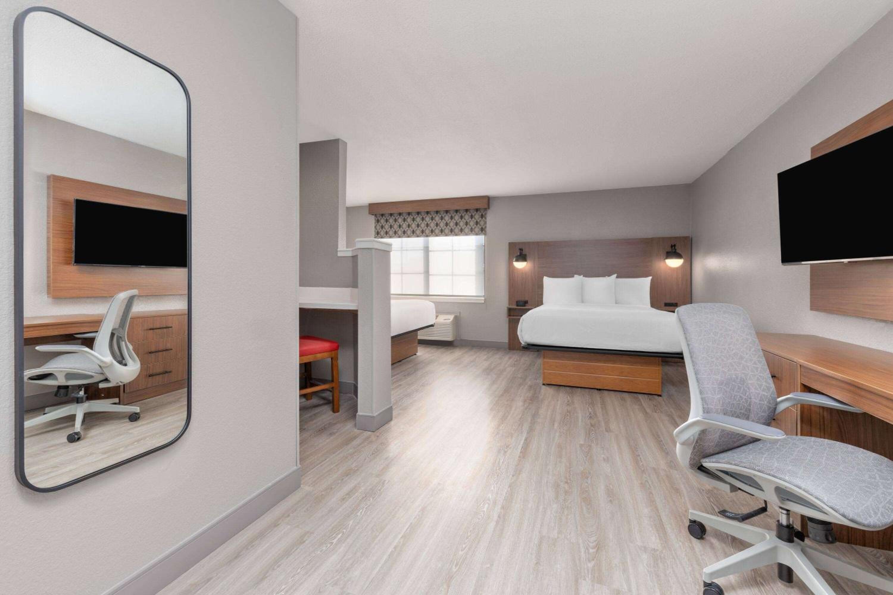 Suite with Two Queen Beds and Full Kitchen - Non-Smoking - Photo 2