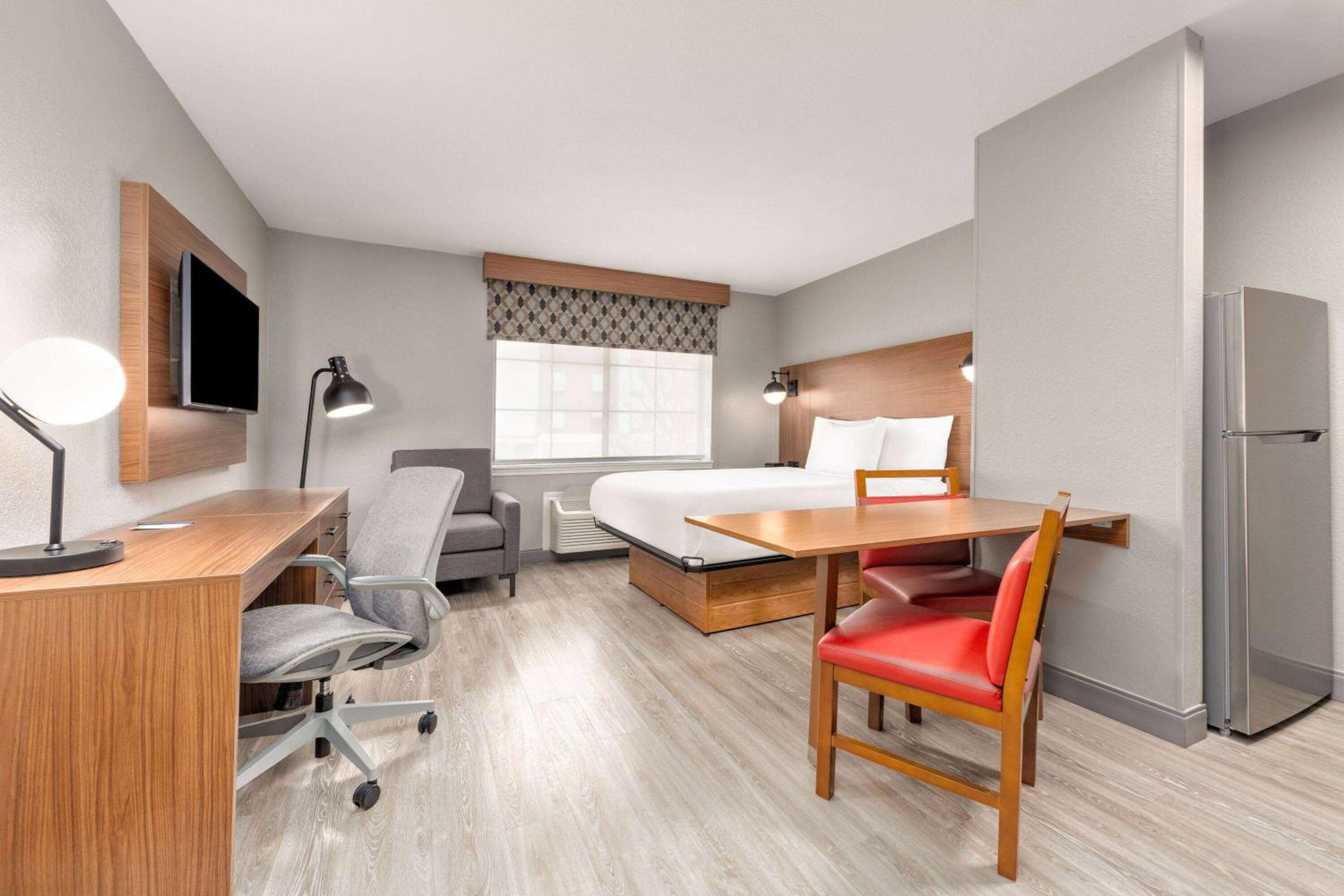 Suite with One Queen Bed and Full Kitchen - Non-Smoking - Photo 4