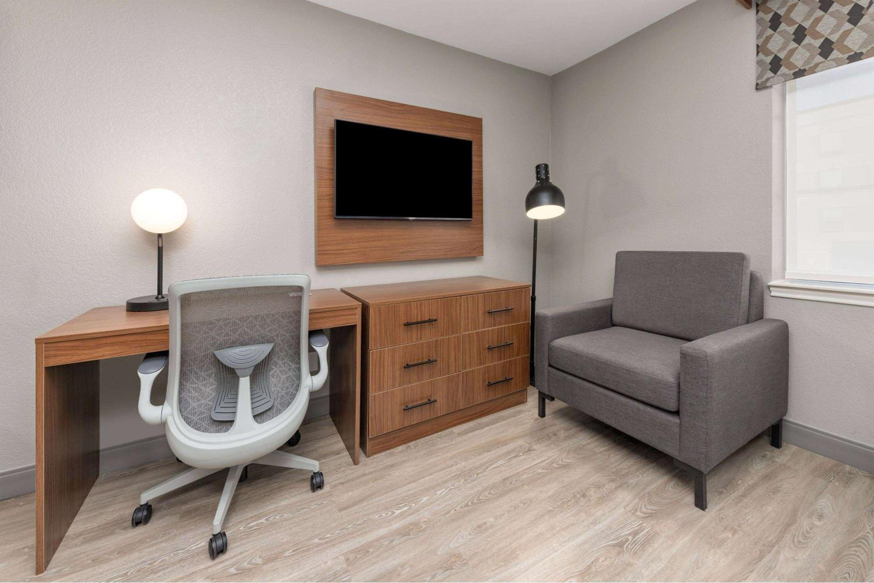 Suite with One Queen Bed and Full Kitchen - Non-Smoking - Photo 6