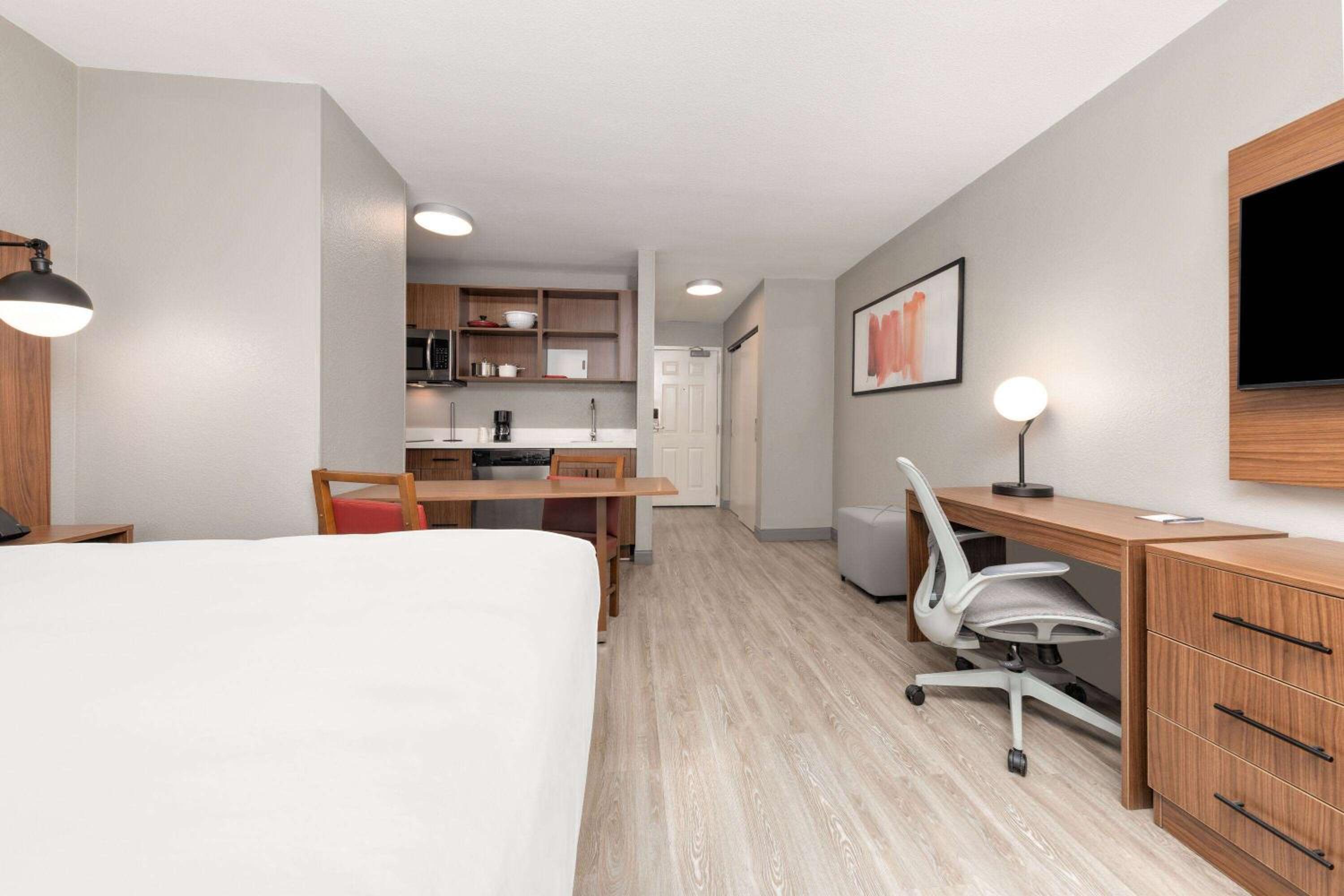 Suite with One Queen Bed and Full Kitchen - Non-Smoking - Photo 8