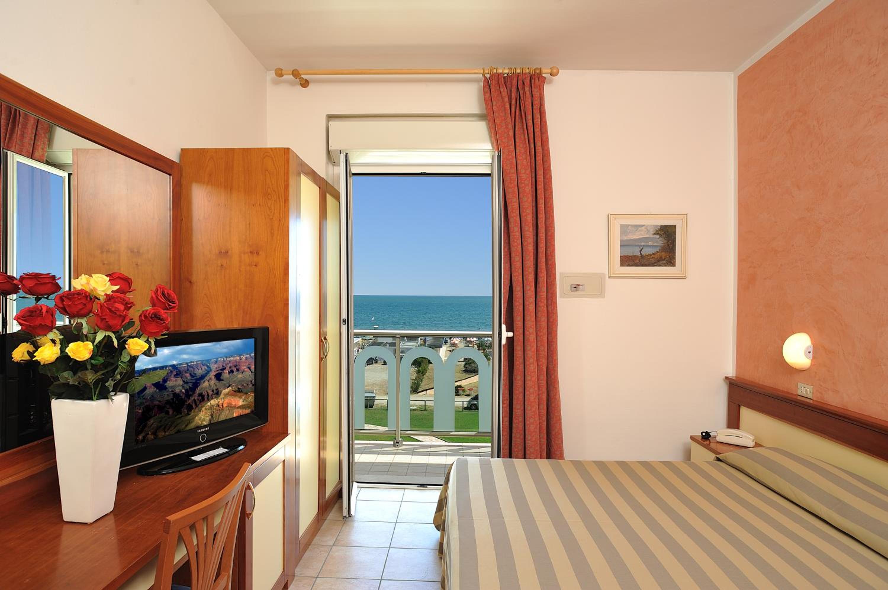 Double or Twin Room with Sea View - Photo 7