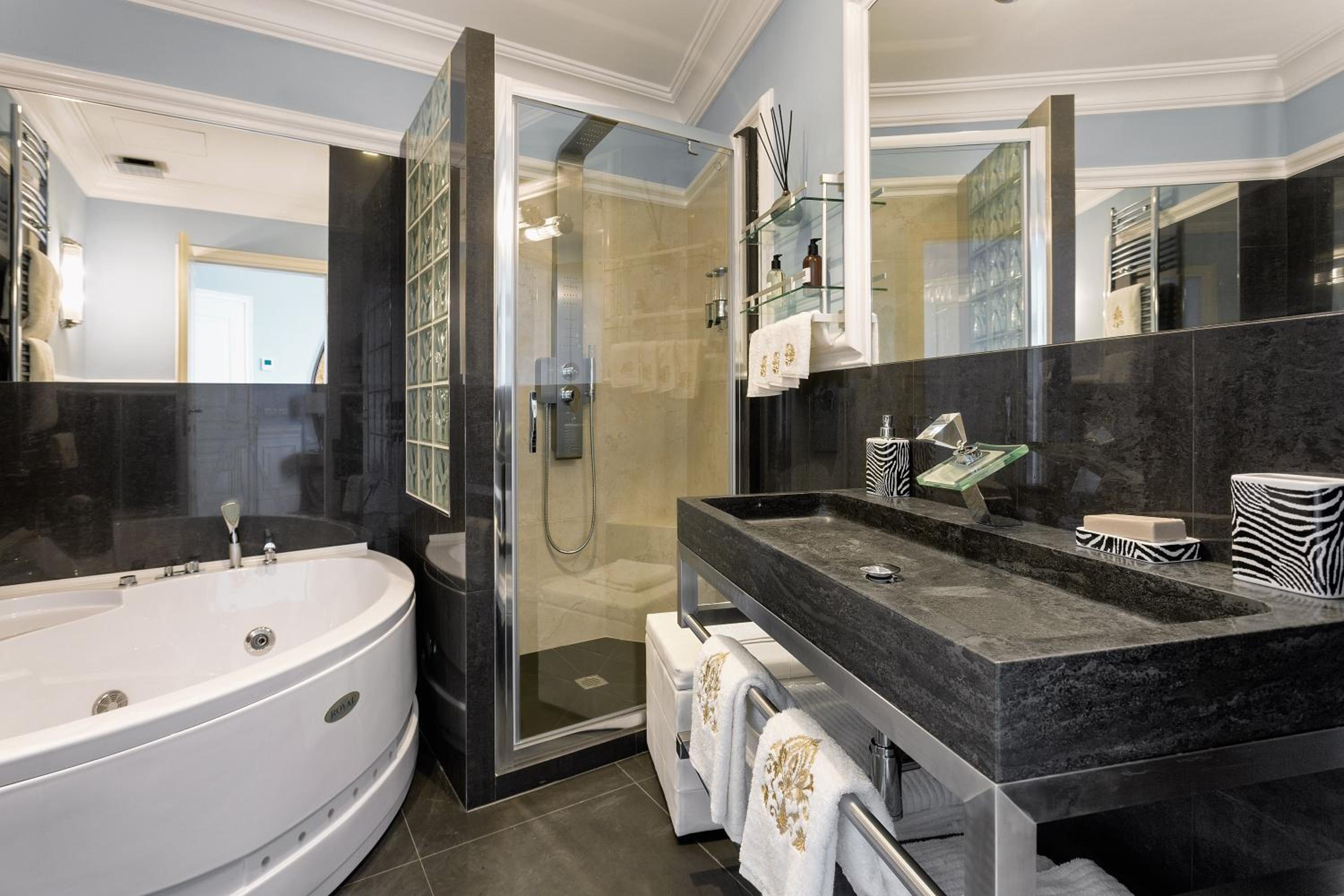 Deluxe King Room with City View photo 3